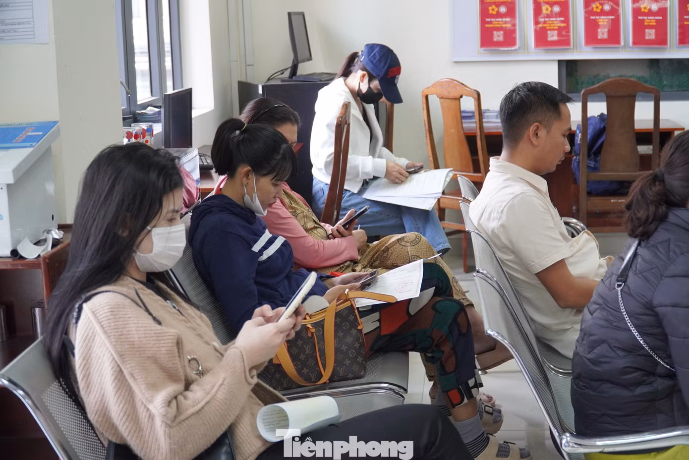 Chị N.M. (quận Hải Châu) cho hay chị là giáo viên trường tư, dạy thêm tiếng Anh cấp 3, khi thấy Thông tư 29 yêu cầu phải đăng ký kinh doanh, chị đã lên quận đăng ký. "Phải đợi đăng ký thành công, cầm Giấy chứng nhận trên tay đã tôi mới dám dạy lại. Vì quy định đã rõ ràng như thế thì phải chấp hành", chị khẳng định.