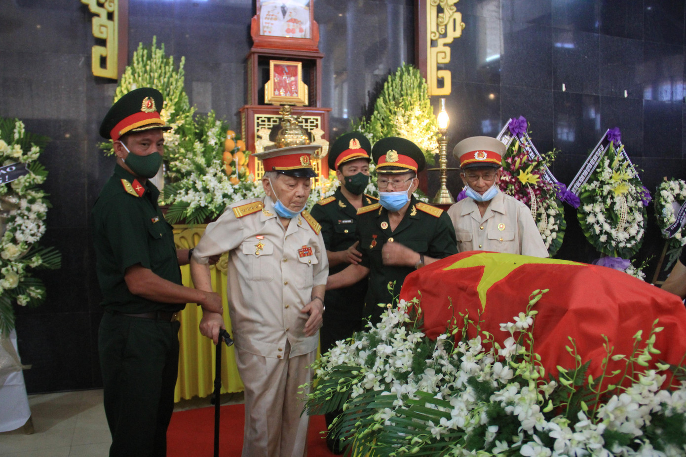 Đại tá Võ Văn Minh (thứ hai từ trái sang) đồng đội chiến đấu với ông Kostas Nguyễn Văn Lập tại Tiểu đoàn 39, Trung đoàn 803, Quân khu V, đến tiễn đưa đồng đội.