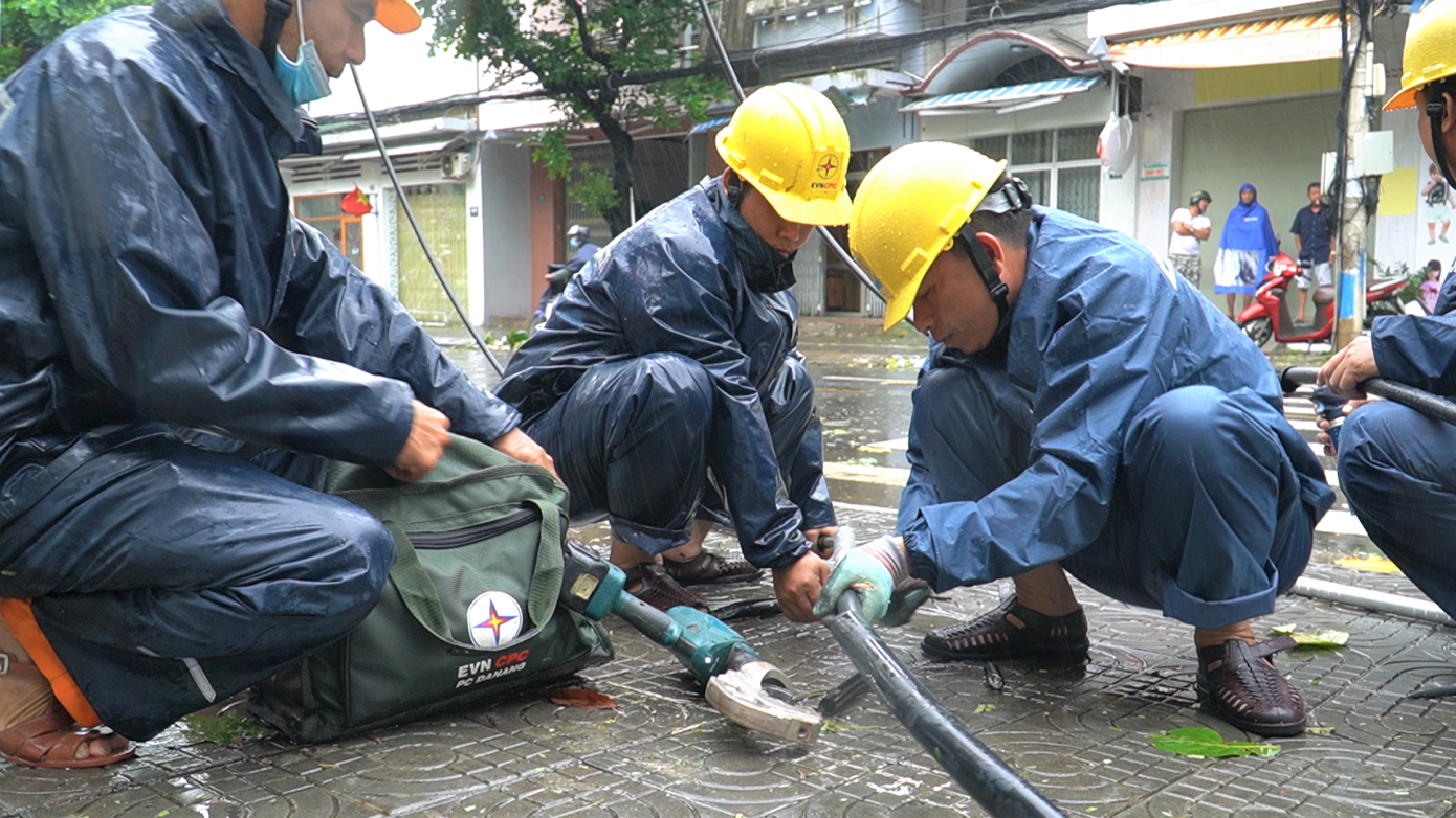 Hiện đã có hơn 246.000 nhà dân, cơ quan được nối lại điện. Cơ bản các quận đã hoàn toàn sáng đèn.