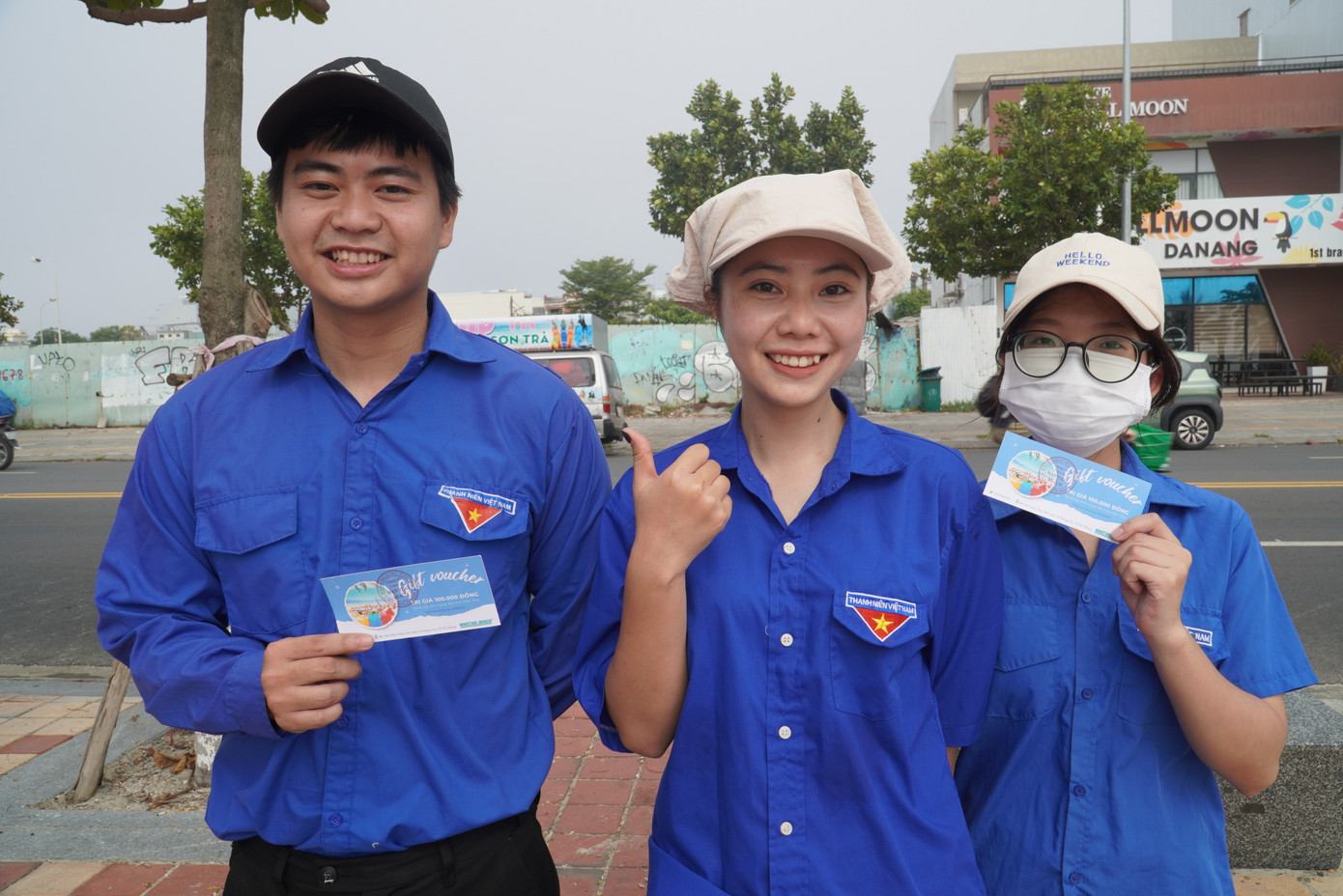 Như Ngọc (Trường Cao đẳng Kinh tế kế hoạch) cho hay cùng hai người bạn đã nhặt được 10kg rác dọc bãi biển. Ngọc nhìn nhận đây là hoạt động rất ý nghĩa đối với lá phổi xanh Sơn Trà cũng như bãi biển, vừa làm đẹp hình ảnh thành phố trong mắt du khách. Như Ngọc (Trường Cao đẳng Kinh tế kế hoạch) cho hay cùng hai người bạn đã nhặt được 10kg rác dọc bãi biển. Ngọc nhìn nhận đây là hoạt động rất ý nghĩa đối với lá phổi xanh Sơn Trà cũng như bãi biển, vừa làm đẹp hình ảnh thành phố trong mắt du khách.