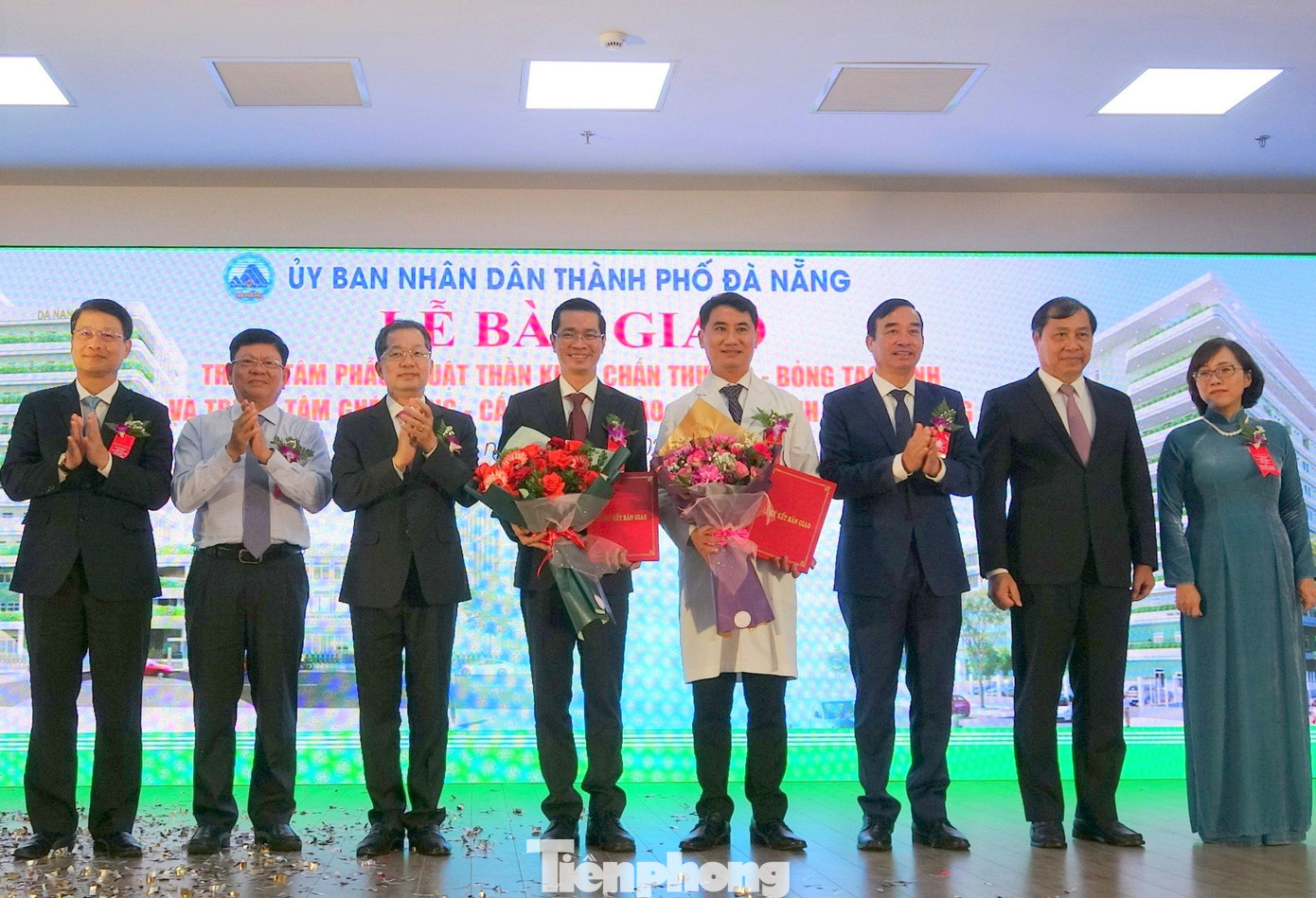 Hai trung tâm y tế chuyên sâu đi vào hoạt động sẽ tạo điều kiện thuận lợi cho người dân miền Trung khám chữa bệnh. Hai trung tâm y tế chuyên sâu đi vào hoạt động sẽ tạo điều kiện thuận lợi cho người dân miền Trung khám chữa bệnh.