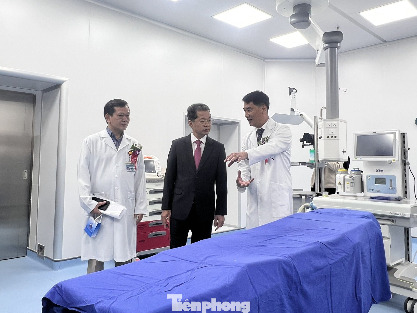 Bác sĩ Lê Đức Nhân, Giám đốc Bệnh viện Đà Nẵng (bìa phải) giới thiệu trang thiết bị y tế tại hai trung tâm. Bác sĩ Lê Đức Nhân, Giám đốc Bệnh viện Đà Nẵng (bìa phải) giới thiệu trang thiết bị y tế tại hai trung tâm.