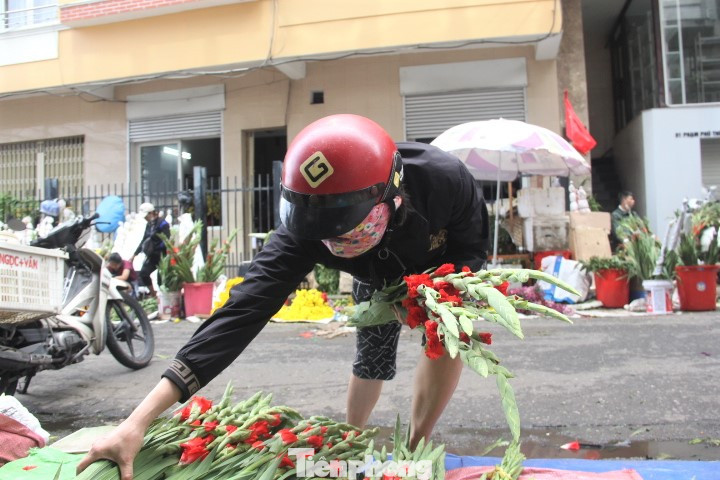 Dù giá hoa hạ nhiệt nhưng vẫn rất ít người mua.