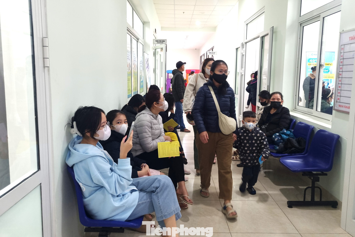 Bác sĩ Nguyễn Hóa, Phó Giám đốc Trung tâm Kiểm soát bệnh tật TP Đà Nẵng cho hay từ sau Tết đến nay, lượng người đến tiêm vắc xin phòng cúm đông hơn hẳn. Tuy nhiên CDC vẫn đáp ứng đầy đủ các loại vắc xin cúm của Việt Nam cũng như Pháp, Hà Lan... Bác sĩ Nguyễn Hóa, Phó Giám đốc Trung tâm Kiểm soát bệnh tật TP Đà Nẵng cho hay từ sau Tết đến nay, lượng người đến tiêm vắc xin phòng cúm đông hơn hẳn. Tuy nhiên CDC vẫn đáp ứng đầy đủ các loại vắc xin cúm của Việt Nam cũng như Pháp, Hà Lan...