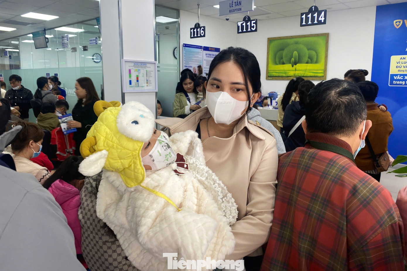 Ghi nhận của Tiền Phong, các đơn vị tiêm chủng, cơ sở y tế có tiêm vắc xin cúm đều chung tình trạng lượng người đến tiêm đông đúc. Theo bác sĩ Nguyễn Văn Trọng Nghĩa, Phó Trưởng Đơn vị Bác sĩ Tư vấn, Bệnh viện Gia Đình (Đà Nẵng), bước vào thời điểm giao mùa sang thu đông và mùa lạnh, số ca mắc bệnh lý hô hấp có xu hướng gia tăng, kéo theo nhu cầu tiêm vắc xin phòng cúm của người dân cũng tăng theo. Đặc biệt, trong giai đoạn trước và sau Tết Nguyên đán Ất Tỵ, số lượng người dân quan tâm và đến tiêm chủng tăng mạnh gấp 2 lần. Đối tượng tiêm phòng chủ yếu là trẻ em từ 6 tháng tuổi, phụ nữ mang thai, người trên 65 tuổi và người mắc bệnh mạn tính. Ngoài ra còn có nhóm người lao động làm việc văn phòng. Bác sĩ Trọng Nghĩa cũng khuyến cáo mọi người dân nên chủ động tiêm định kì theo lịch hẹn của bác sĩ, tiêm đúng lịch và tiêm sớm trước khi có dịch để dự phòng bệnh. Ghi nhận của Tiền Phong, các đơn vị tiêm chủng, cơ sở y tế có tiêm vắc xin cúm đều chung tình trạng lượng người đến tiêm đông đúc. Theo bác sĩ Nguyễn Văn Trọng Nghĩa, Phó Trưởng Đơn vị Bác sĩ Tư vấn, Bệnh viện Gia Đình (Đà Nẵng), bước vào thời điểm giao mùa sang thu đông và mùa lạnh, số ca mắc bệnh lý hô hấp có xu hướng gia tăng, kéo theo nhu cầu tiêm vắc xin phòng cúm của người dân cũng tăng theo. Đặc biệt, trong giai đoạn trước và sau Tết Nguyên đán Ất Tỵ, số lượng người dân quan tâm và đến tiêm chủng tăng mạnh gấp 2 lần. Đối tượng tiêm phòng chủ yếu là trẻ em từ 6 tháng tuổi, phụ nữ mang thai, người trên 65 tuổi và người mắc bệnh mạn tính. Ngoài ra còn có nhóm người lao động làm việc văn phòng. Bác sĩ Trọng Nghĩa cũng khuyến cáo mọi người dân nên chủ động tiêm định kì theo lịch hẹn của bác sĩ, tiêm đúng lịch và tiêm sớm trước khi có dịch để dự phòng bệnh.