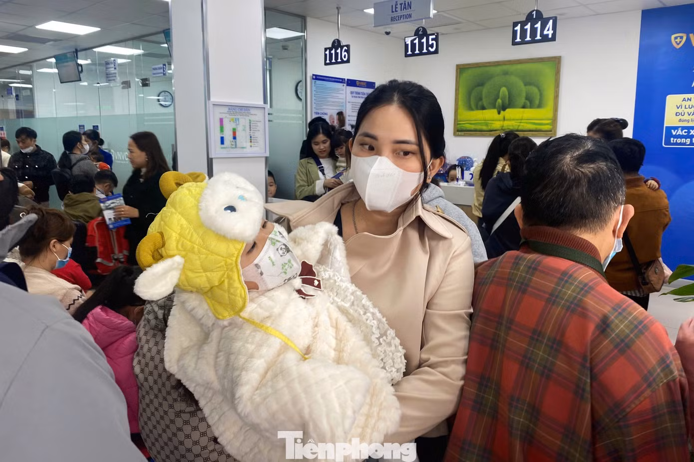 Ghi nhận của Tiền Phong, các đơn vị tiêm chủng, cơ sở y tế có tiêm vắc xin cúm đều chung tình trạng lượng người đến tiêm đông đúc. Theo bác sĩ Nguyễn Văn Trọng Nghĩa, Phó Trưởng Đơn vị Bác sĩ Tư vấn, Bệnh viện Gia Đình (Đà Nẵng), bước vào thời điểm giao mùa sang thu đông và mùa lạnh, số ca mắc bệnh lý hô hấp có xu hướng gia tăng, kéo theo nhu cầu tiêm vắc xin phòng cúm của người dân cũng tăng theo. Đặc biệt, trong giai đoạn trước và sau Tết Nguyên đán Ất Tỵ, số lượng người dân quan tâm và đến tiêm chủng tăng mạnh gấp 2 lần. Đối tượng tiêm phòng chủ yếu là trẻ em từ 6 tháng tuổi, phụ nữ mang thai, người trên 65 tuổi và người mắc bệnh mạn tính. Ngoài ra còn có nhóm người lao động làm việc văn phòng. Bác sĩ Trọng Nghĩa cũng khuyến cáo mọi người dân nên chủ động tiêm định kì theo lịch hẹn của bác sĩ, tiêm đúng lịch và tiêm sớm trước khi có dịch để dự phòng bệnh.