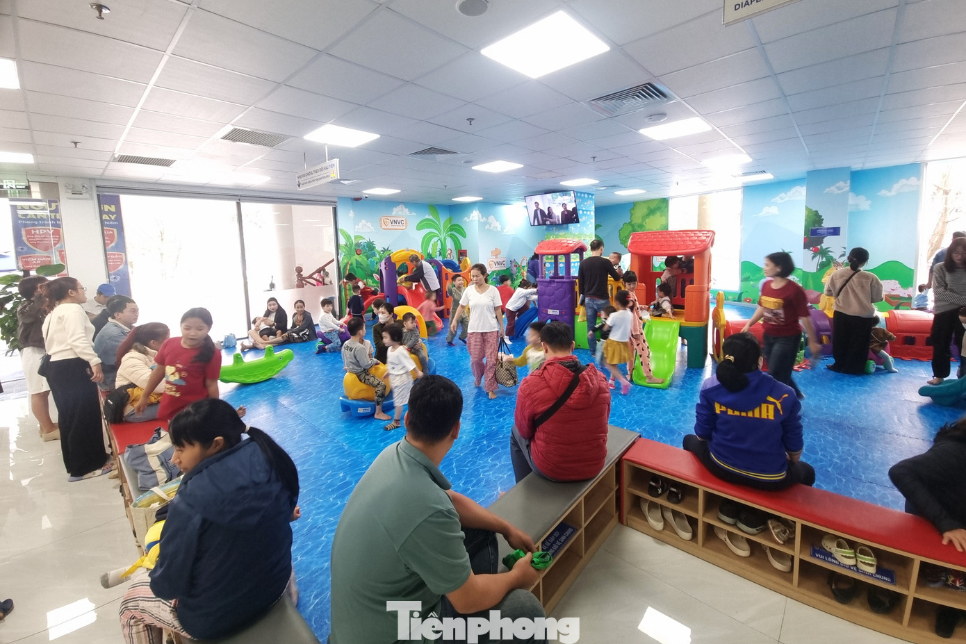 Khu vực vui chơi, theo dõi sau tiêm đông kín người. Khu vực vui chơi, theo dõi sau tiêm đông kín người.