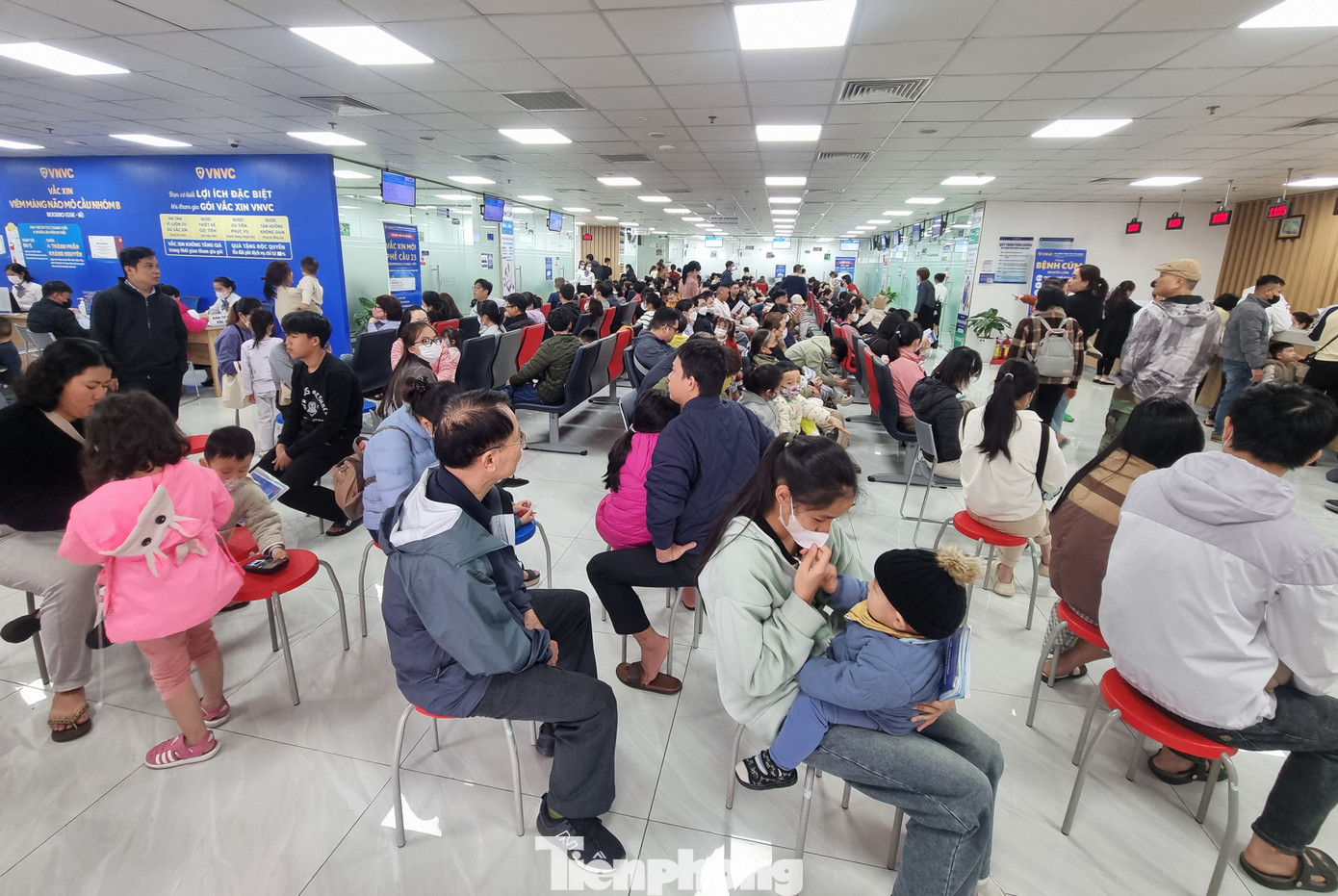 Vì quá đông đúc, chờ đợi lâu, rất nhiều người dân đi tiêm vắc xin cúm phải ra về. Ảnh: Thanh Hiền. Vì quá đông đúc, chờ đợi lâu, rất nhiều người dân đi tiêm vắc xin cúm phải ra về. Ảnh: Thanh Hiền.