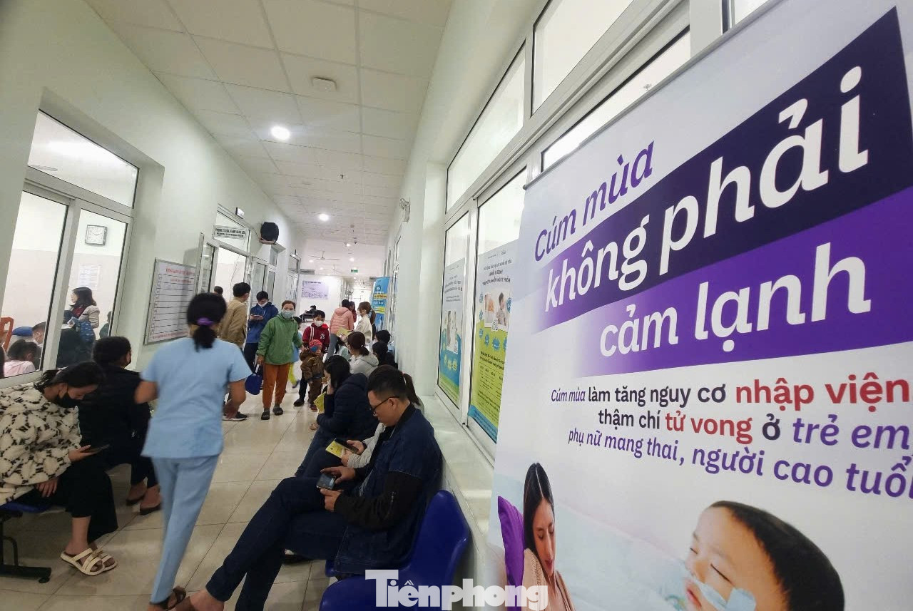 Bác sĩ Nguyễn Hóa, Phó Giám đốc Trung tâm Kiểm soát bệnh tật TP Đà Nẵng cho hay từ sau Tết đến nay, lượng người đến tiêm vắc xin phòng cúm đông hơn hẳn. Tuy nhiên CDC vẫn đáp ứng đầy đủ các loại vắc xin cúm của Việt Nam cũng như Pháp, Hà Lan... Bác sĩ Nguyễn Hóa, Phó Giám đốc Trung tâm Kiểm soát bệnh tật TP Đà Nẵng cho hay từ sau Tết đến nay, lượng người đến tiêm vắc xin phòng cúm đông hơn hẳn. Tuy nhiên CDC vẫn đáp ứng đầy đủ các loại vắc xin cúm của Việt Nam cũng như Pháp, Hà Lan...