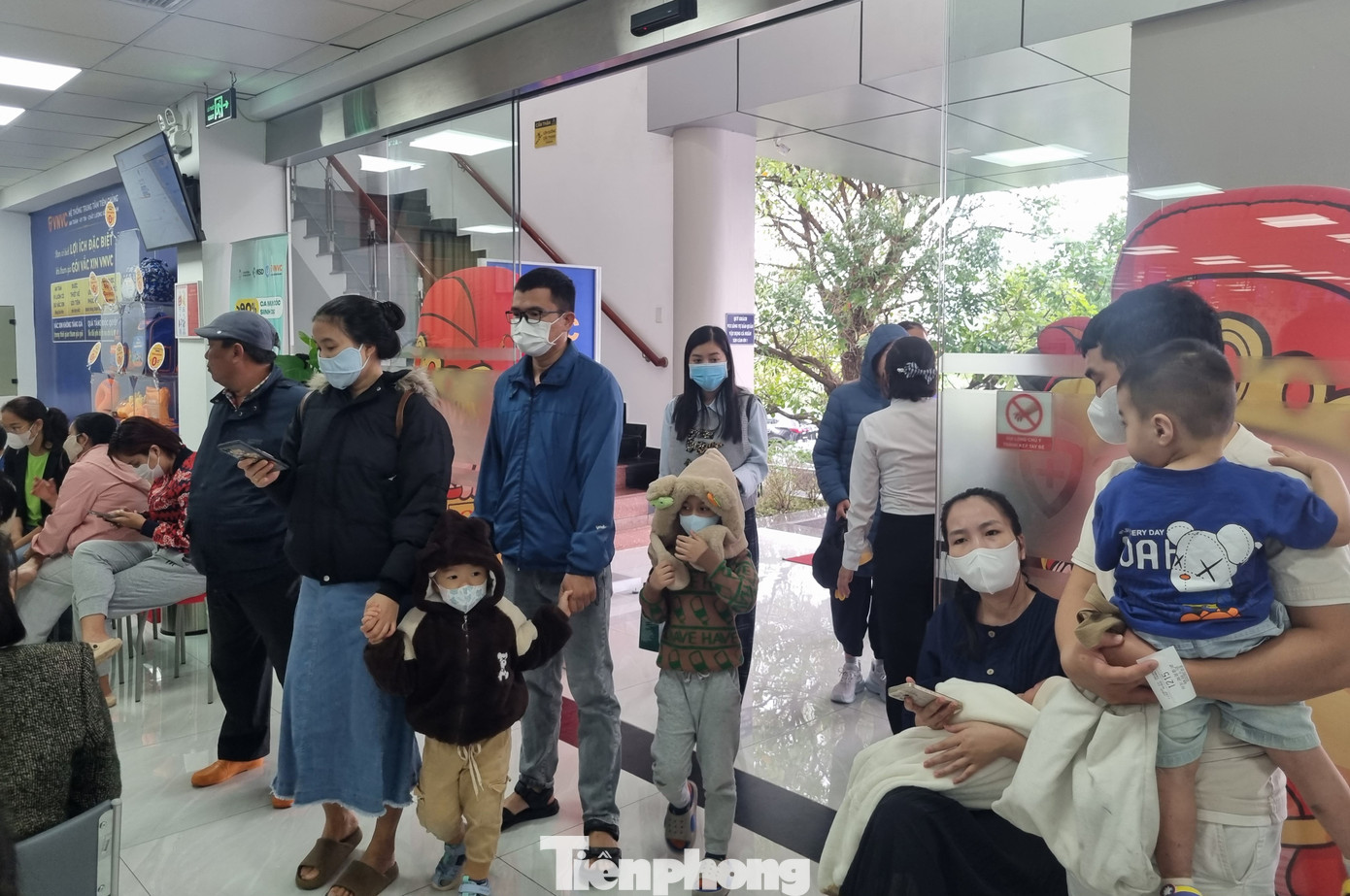Trung tâm tiêm chủng đông kín người. Trung tâm tiêm chủng đông kín người.
