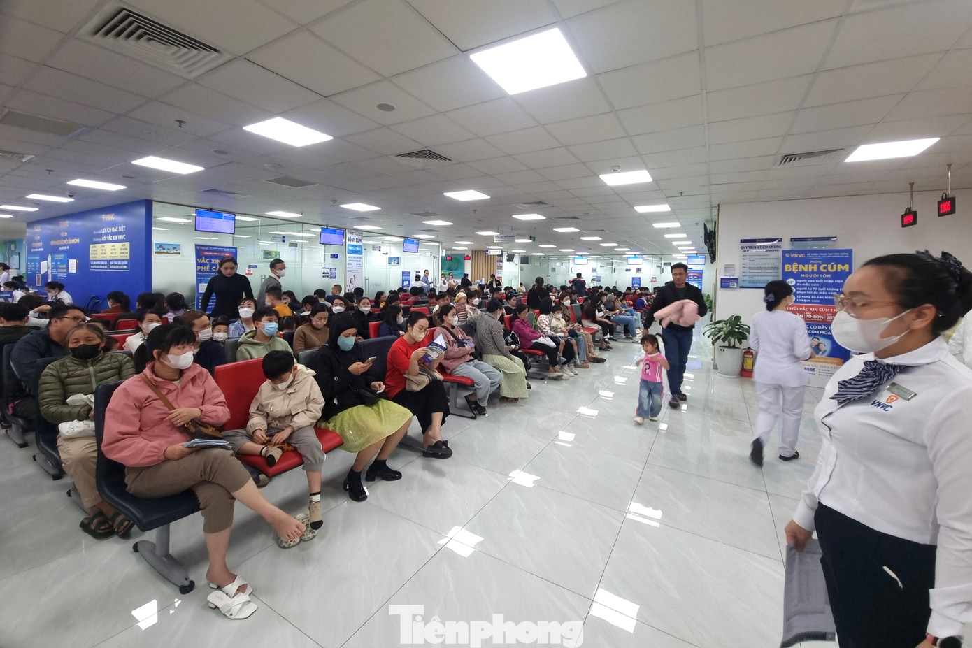 Trung tâm tiêm chủng đông kín người. Trung tâm tiêm chủng đông kín người.