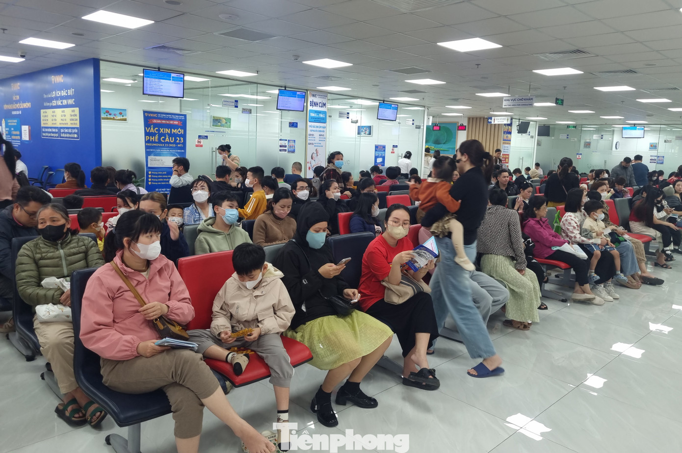 "Hồi trước tôi cũng nghĩ bệnh cúm là ốm vặt, khá chủ quan, nhưng tìm hiểu thì thấy cúm nguy hiểm, nhiều biến chứng và có thể tử vong nên thật sự rất lo và đã dặn cả nhà đi tiêm, nhất là các cháu nhỏ. Tôi đi lần này là lần thứ hai, chờ hơn một tiếng, đến trưa vẫn chưa tới lượt nên tôi về, để giữa tuần sẽ đi tiêm lại", bà Xuân Phương (quận Hải Châu) nói. "Hồi trước tôi cũng nghĩ bệnh cúm là ốm vặt, khá chủ quan, nhưng tìm hiểu thì thấy cúm nguy hiểm, nhiều biến chứng và có thể tử vong nên thật sự rất lo và đã dặn cả nhà đi tiêm, nhất là các cháu nhỏ. Tôi đi lần này là lần thứ hai, chờ hơn một tiếng, đến trưa vẫn chưa tới lượt nên tôi về, để giữa tuần sẽ đi tiêm lại", bà Xuân Phương (quận Hải Châu) nói.