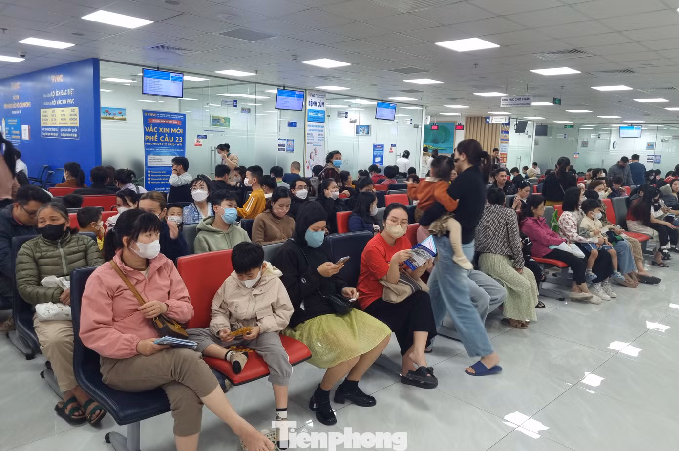 "Hồi trước tôi cũng nghĩ bệnh cúm là ốm vặt, khá chủ quan, nhưng tìm hiểu thì thấy cúm nguy hiểm, nhiều biến chứng và có thể tử vong nên thật sự rất lo và đã dặn cả nhà đi tiêm, nhất là các cháu nhỏ. Tôi đi lần này là lần thứ hai, chờ hơn một tiếng, đến trưa vẫn chưa tới lượt nên tôi về, để giữa tuần sẽ đi tiêm lại", bà Xuân Phương (quận Hải Châu) nói.