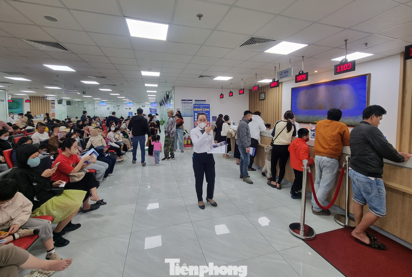 Quầy làm thủ tục tại trung tâm tiêm chủng không khi nào ngớt khách. Quầy làm thủ tục tại trung tâm tiêm chủng không khi nào ngớt khách.