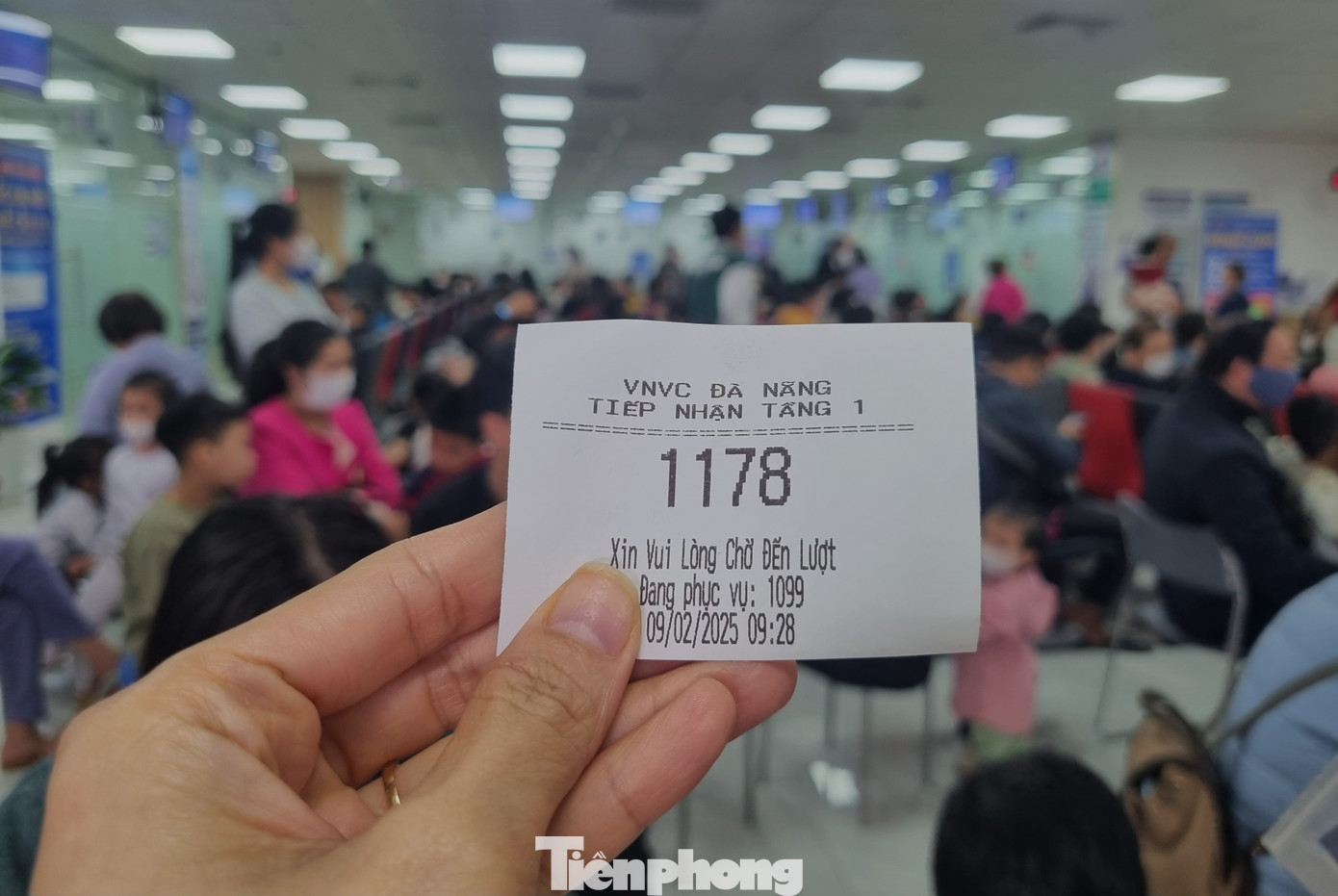 Hơn 9h sáng, một người dân bốc số thứ tự 1.178, phải chờ gần 80 người nữa mới tới lượt. Hơn 9h sáng, một người dân bốc số thứ tự 1.178, phải chờ gần 80 người nữa mới tới lượt.