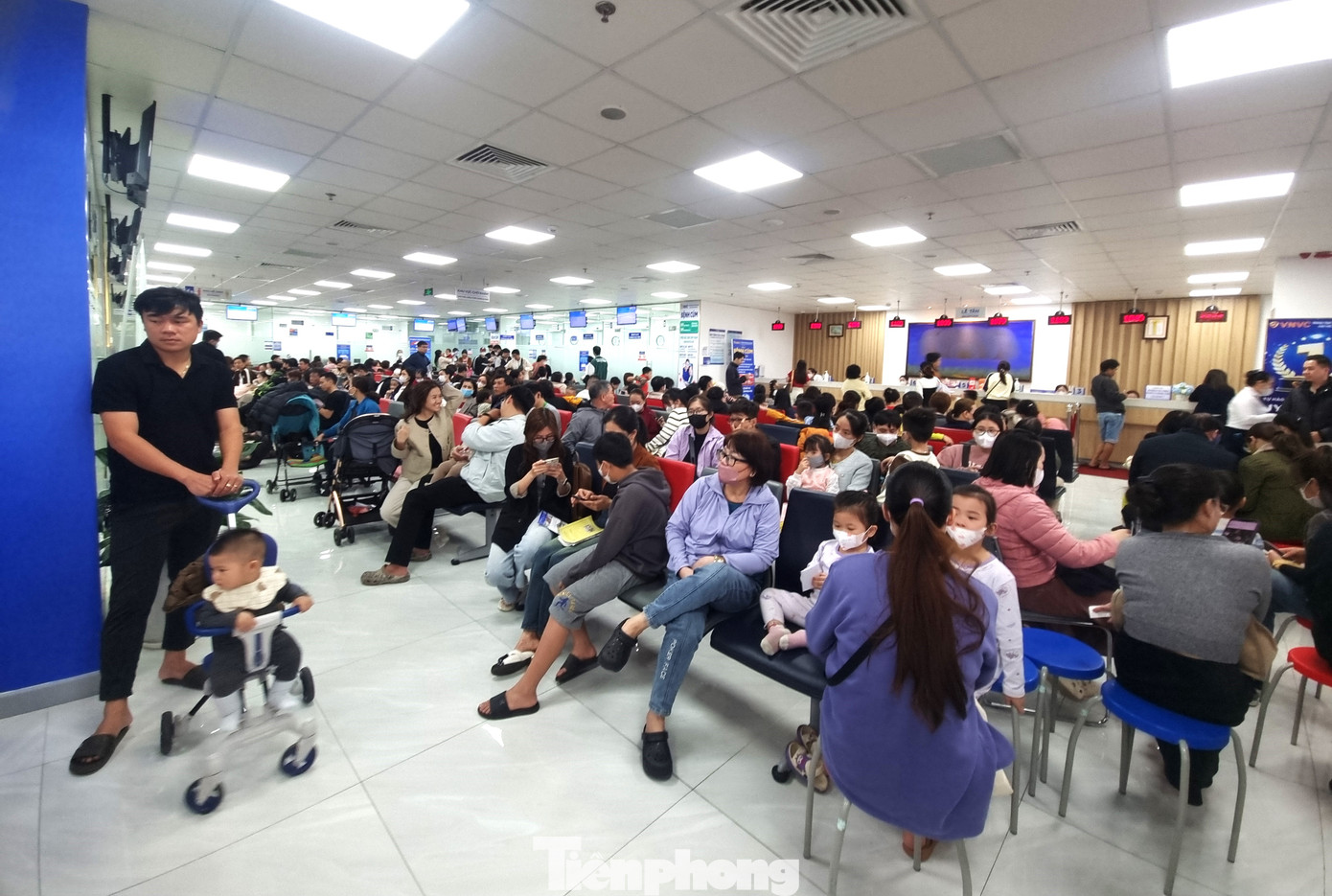 Không riêng chị Anh Thư, rất nhiều người dân Đà Nẵng những ngày gần đây trầy trật với mũi vắc xin phòng cúm. Tại Trung tâm tiêm chủng VNVC, mỗi ngày có hàng ngàn lượt người đến tiêm chủng, chủ yếu tiêm vắc xin phòng cúm. Do thời tiết thất thường, bệnh có khả năng lây nhiễm rất cao và lây truyền nhanh nên các gia đình lo sợ, đổ xô đi tiêm phòng. Ảnh: Thanh Hiền. Không riêng chị Anh Thư, rất nhiều người dân Đà Nẵng những ngày gần đây trầy trật với mũi vắc xin phòng cúm. Tại Trung tâm tiêm chủng VNVC, mỗi ngày có hàng ngàn lượt người đến tiêm chủng, chủ yếu tiêm vắc xin phòng cúm. Do thời tiết thất thường, bệnh có khả năng lây nhiễm rất cao và lây truyền nhanh nên các gia đình lo sợ, đổ xô đi tiêm phòng. Ảnh: Thanh Hiền.