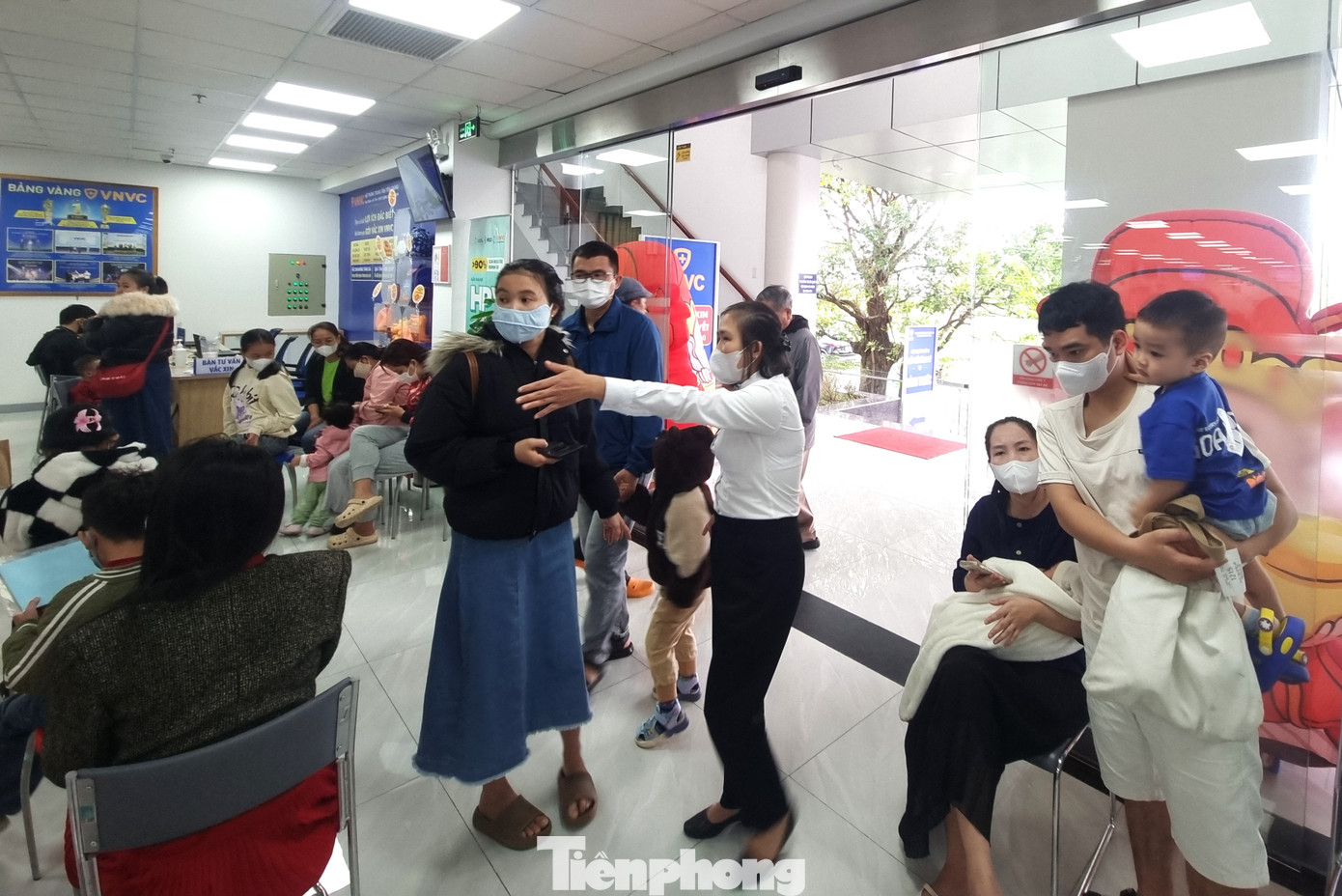 Nhân viên trung tâm tiêm chủng liên tục hướng dẫn, hỗ trợ người dân. Nhân viên trung tâm tiêm chủng liên tục hướng dẫn, hỗ trợ người dân.