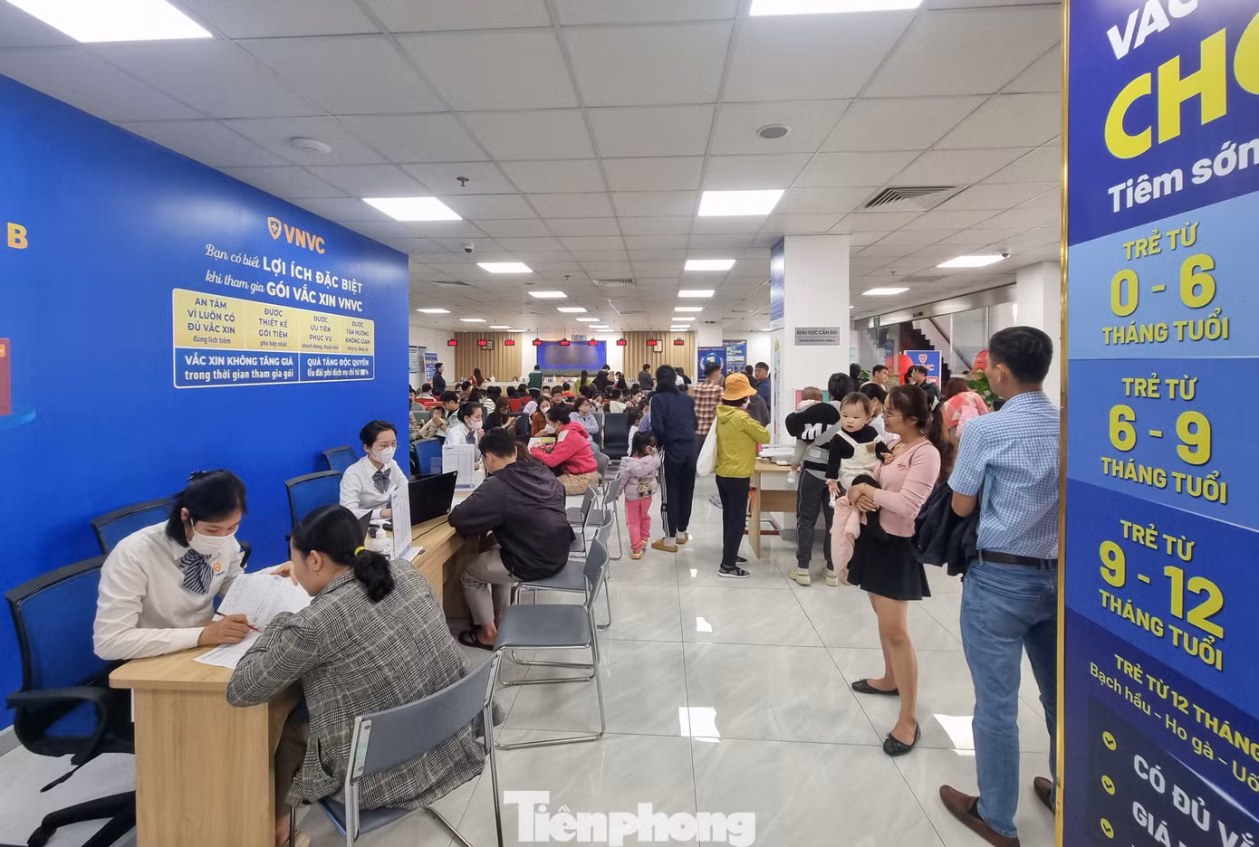 "Hồi trước tôi cũng nghĩ bệnh cúm là ốm vặt, khá chủ quan, nhưng tìm hiểu thì thấy cúm nguy hiểm, nhiều biến chứng và có thể tử vong nên thật sự rất lo và đã dặn cả nhà đi tiêm, nhất là các cháu nhỏ. Tôi đi lần này là lần thứ hai, chờ hơn một tiếng, đến trưa vẫn chưa tới lượt nên tôi về, để giữa tuần sẽ đi tiêm lại", bà Xuân Phương (quận Hải Châu) nói.