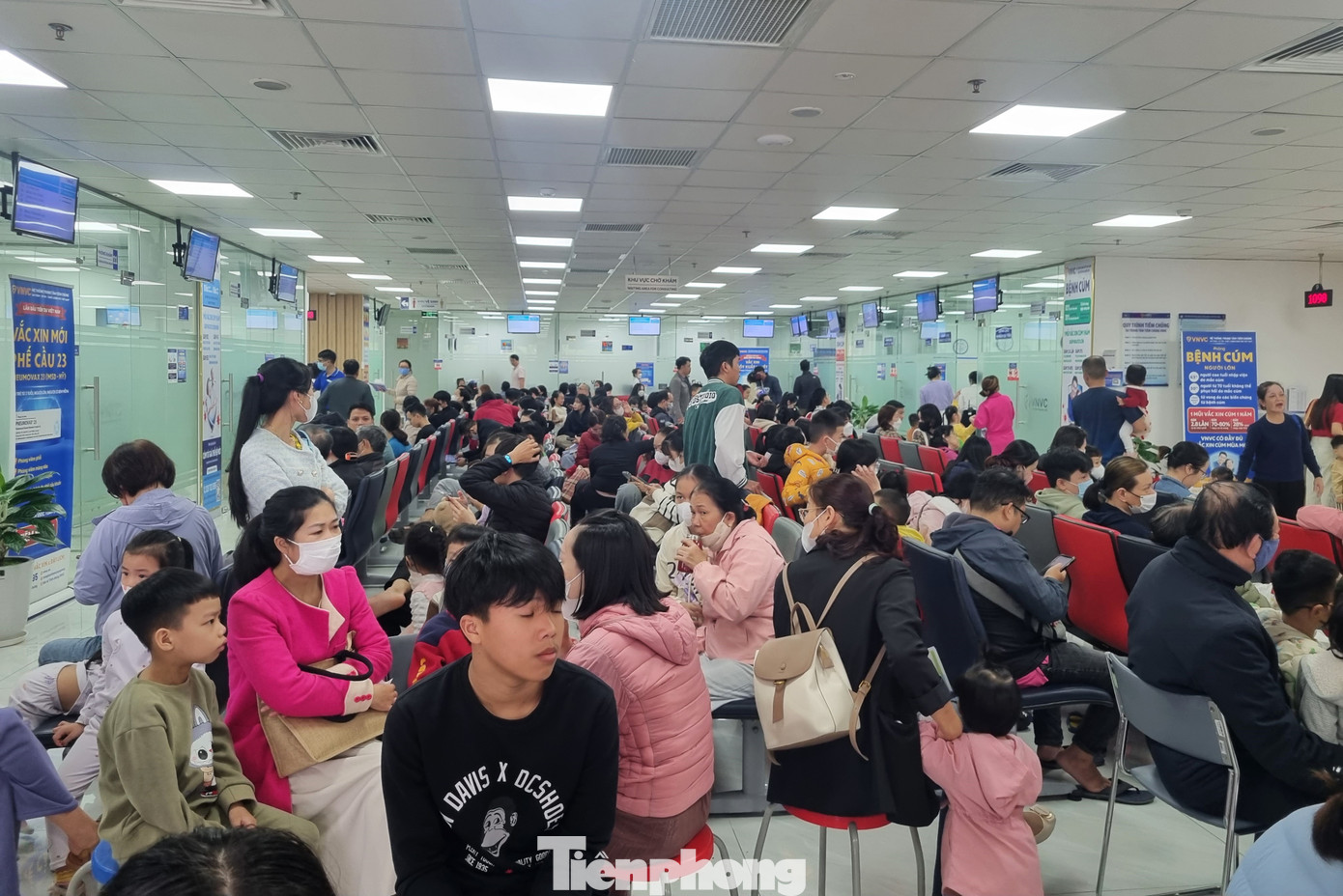 "Hồi trước tôi cũng nghĩ bệnh cúm là ốm vặt, khá chủ quan, nhưng tìm hiểu thì thấy cúm nguy hiểm, nhiều biến chứng và có thể tử vong nên thật sự rất lo và đã dặn cả nhà đi tiêm, nhất là các cháu nhỏ. Tôi đi lần này là lần thứ hai, chờ hơn một tiếng, đến trưa vẫn chưa tới lượt nên tôi về, để giữa tuần sẽ đi tiêm lại", bà Xuân Phương (quận Hải Châu) nói. "Hồi trước tôi cũng nghĩ bệnh cúm là ốm vặt, khá chủ quan, nhưng tìm hiểu thì thấy cúm nguy hiểm, nhiều biến chứng và có thể tử vong nên thật sự rất lo và đã dặn cả nhà đi tiêm, nhất là các cháu nhỏ. Tôi đi lần này là lần thứ hai, chờ hơn một tiếng, đến trưa vẫn chưa tới lượt nên tôi về, để giữa tuần sẽ đi tiêm lại", bà Xuân Phương (quận Hải Châu) nói.