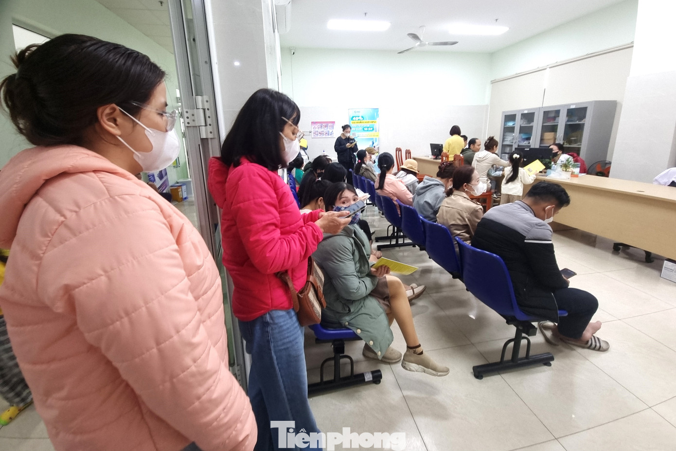 Tại Trung tâm kiểm soát bệnh tật Đà Nẵng (CDC), lượng người tới tiêm vắc xin cũng đông không kém. Trong sáng cuối tuần, CDC cấp 180 lượt số, nhiều người đến khoảng 10h sáng đã hết số phải ra về. Tại Trung tâm kiểm soát bệnh tật Đà Nẵng (CDC), lượng người tới tiêm vắc xin cũng đông không kém. Trong sáng cuối tuần, CDC cấp 180 lượt số, nhiều người đến khoảng 10h sáng đã hết số phải ra về.