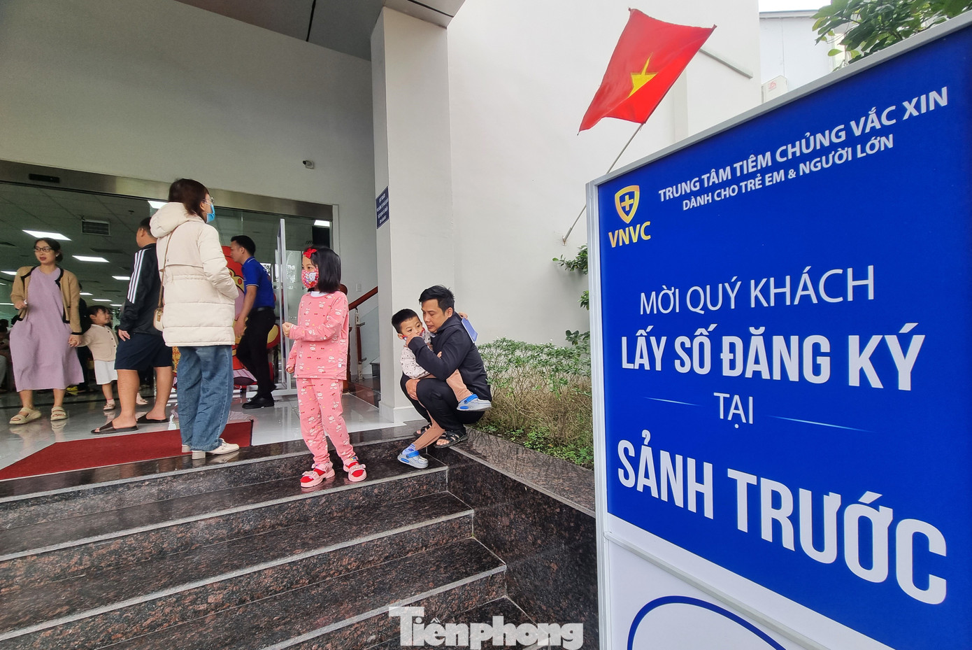 Trung tâm tiêm chủng đông kín người. Trung tâm tiêm chủng đông kín người.