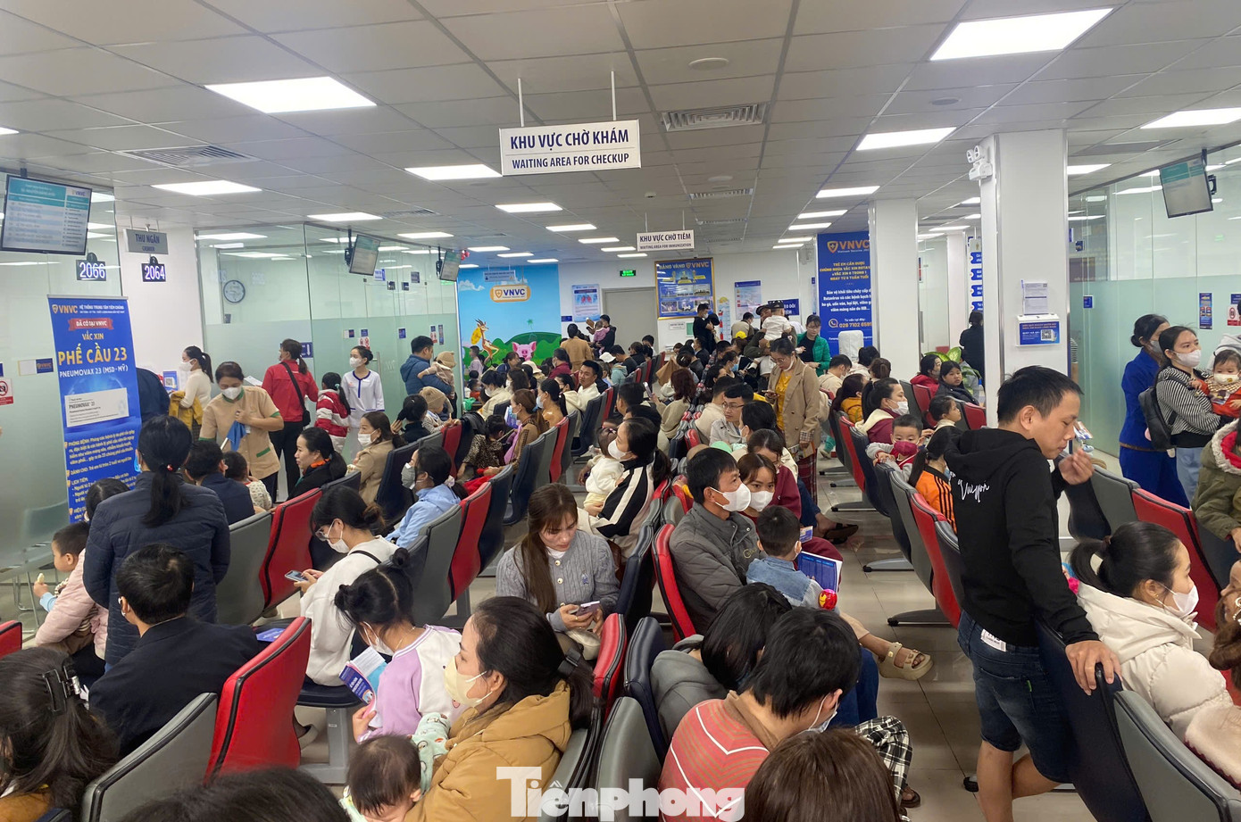 Bà Nguyễn Thị Thúy (quận Cẩm Lệ) cho hay tranh thủ ngày cuối tuần, con nghỉ việc và các cháu nghỉ học nên cả nhà bà đi tiêm phòng. “Hơn 9 giờ nhà tôi có mặt tại trung tâm nhưng số thứ tự đã hơn 1.000 người, bên trong đông nghịt. Ngồi chờ suốt cả buổi sáng mới được gọi tên”, bà nói. Bà Nguyễn Thị Thúy (quận Cẩm Lệ) cho hay tranh thủ ngày cuối tuần, con nghỉ việc và các cháu nghỉ học nên cả nhà bà đi tiêm phòng. “Hơn 9 giờ nhà tôi có mặt tại trung tâm nhưng số thứ tự đã hơn 1.000 người, bên trong đông nghịt. Ngồi chờ suốt cả buổi sáng mới được gọi tên”, bà nói.