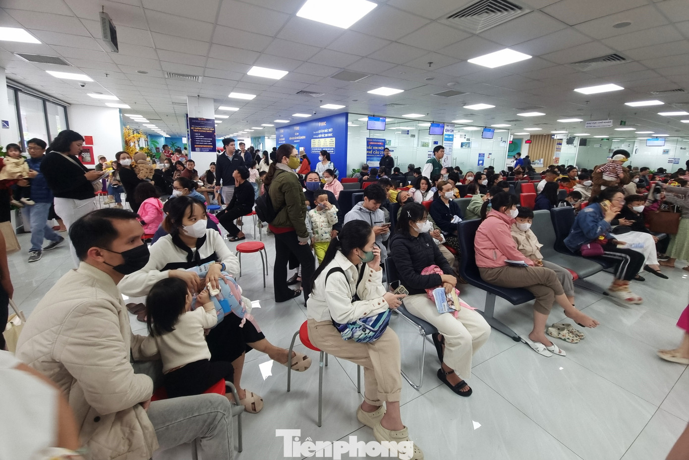 "Hồi trước tôi cũng nghĩ bệnh cúm là ốm vặt, khá chủ quan, nhưng tìm hiểu thì thấy cúm nguy hiểm, nhiều biến chứng và có thể tử vong nên thật sự rất lo và đã dặn cả nhà đi tiêm, nhất là các cháu nhỏ. Tôi đi lần này là lần thứ hai, chờ hơn một tiếng, đến trưa vẫn chưa tới lượt nên tôi về, để giữa tuần sẽ đi tiêm lại", bà Xuân Phương (quận Hải Châu) nói. "Hồi trước tôi cũng nghĩ bệnh cúm là ốm vặt, khá chủ quan, nhưng tìm hiểu thì thấy cúm nguy hiểm, nhiều biến chứng và có thể tử vong nên thật sự rất lo và đã dặn cả nhà đi tiêm, nhất là các cháu nhỏ. Tôi đi lần này là lần thứ hai, chờ hơn một tiếng, đến trưa vẫn chưa tới lượt nên tôi về, để giữa tuần sẽ đi tiêm lại", bà Xuân Phương (quận Hải Châu) nói.