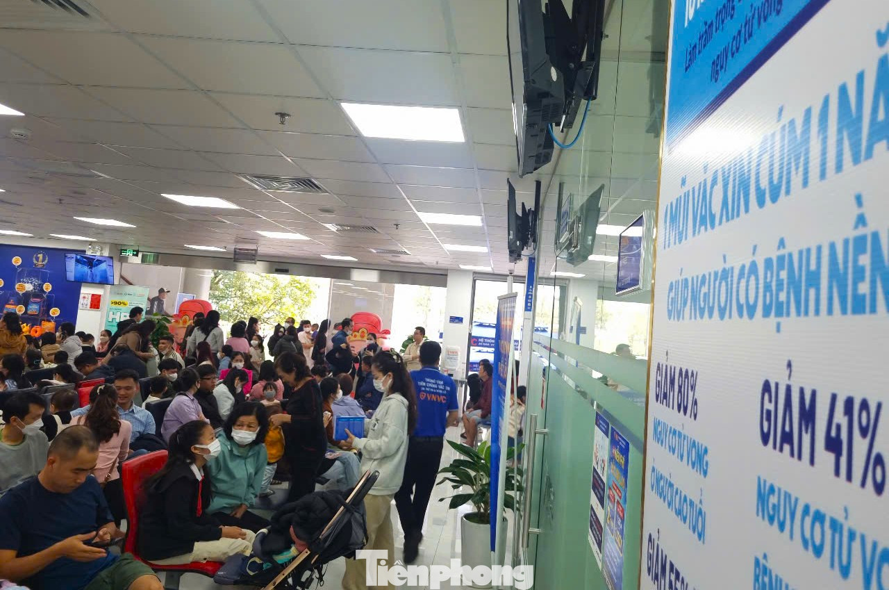 Chị Anh Thư (quận Cẩm Lệ) cho hay lần đầu chị tới VNVC, được cấp số thứ tự hơn 1.100, chờ gần 100 người nữa mới tới lượt nên chị đành dẫn con về. Ngày thứ hai, hai mẹ con chị tới sớm hơn nhưng vẫn phải "quay xe". "Chờ quá lâu, cháu quấy khóc nên tôi phải ra về lần nữa, nhiều người cũng phải "quay xe" vì quá đông. Tôi tiếp tục tới Trung tâm kiểm soát bệnh tật Đà Nẵng để tiêm, nhưng mới gần 10h sáng thì đã hết số. Vậy là mất tới mấy buổi, lặn lội đi đi về về mà hai mẹ con vẫn không tiêm được", chị thở dài. Chị Anh Thư (quận Cẩm Lệ) cho hay lần đầu chị tới VNVC, được cấp số thứ tự hơn 1.100, chờ gần 100 người nữa mới tới lượt nên chị đành dẫn con về. Ngày thứ hai, hai mẹ con chị tới sớm hơn nhưng vẫn phải "quay xe". "Chờ quá lâu, cháu quấy khóc nên tôi phải ra về lần nữa, nhiều người cũng phải "quay xe" vì quá đông. Tôi tiếp tục tới Trung tâm kiểm soát bệnh tật Đà Nẵng để tiêm, nhưng mới gần 10h sáng thì đã hết số. Vậy là mất tới mấy buổi, lặn lội đi đi về về mà hai mẹ con vẫn không tiêm được", chị thở dài.