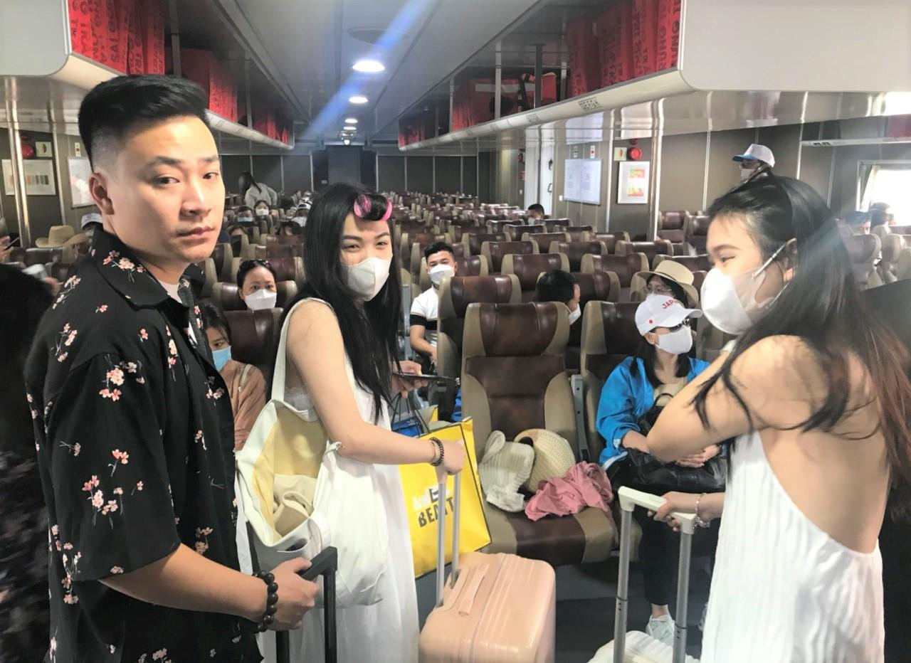 Nhiều bạn trẻ đã có mặt trên chuyến tàu đầu tiên để trải nghiệm. Với 3 khoang dành cho hành khách: khoang VIP, khoang Deluxe và khoang Eco, hành khách có thể lựa chọn khu vực ngồi theo nhu cầu.