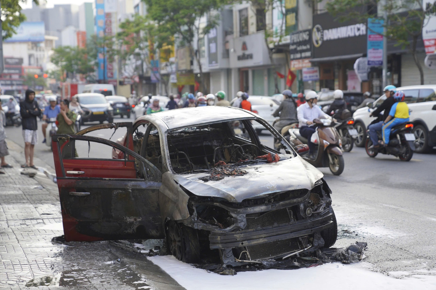 Xe ô tô bị thiêu rụi trơ khung. Xe ô tô bị thiêu rụi trơ khung.