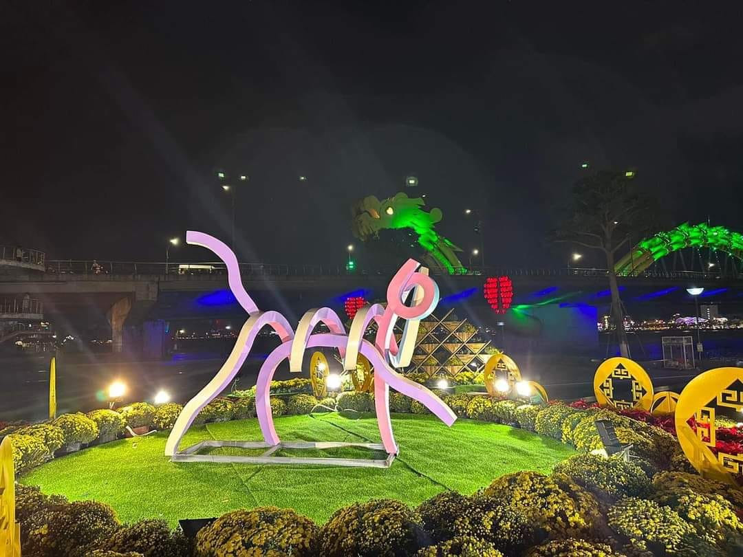 Linh vật mèo bị tố đạo nhái được lắp đặt trên đường hoa xuân Đà Nẵng, đoạn gần cầu Rồng. Linh vật mèo bị tố đạo nhái được lắp đặt trên đường hoa xuân Đà Nẵng, đoạn gần cầu Rồng.