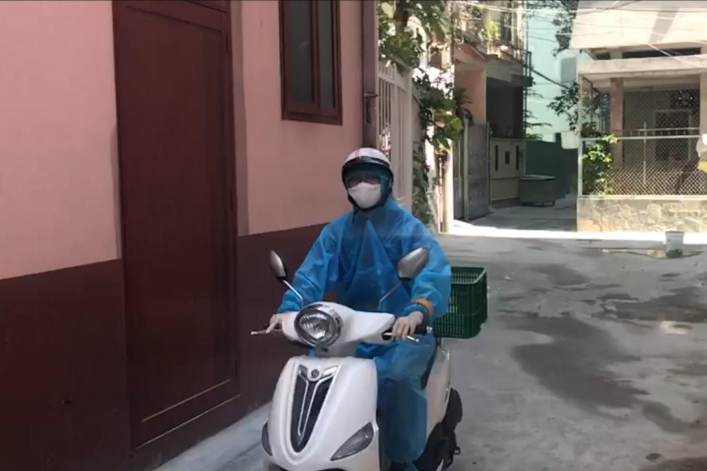 Trao đổi với Tiền Phong, bà Võ Thị Thu Thủy, Giám đốc siêu thị Big C Đà Nẵng cho biết đã đăng ký thêm 24 shipper phục vụ giao hàng cho người dân. “Siêu thị cũng đã mở lại ứng dụng cho bà con đặt hàng online. Đội ngũ shipper sẽ vận chuyển hàng đến các chốt kiểm soát ở từng khu dân cư”, bà nói.