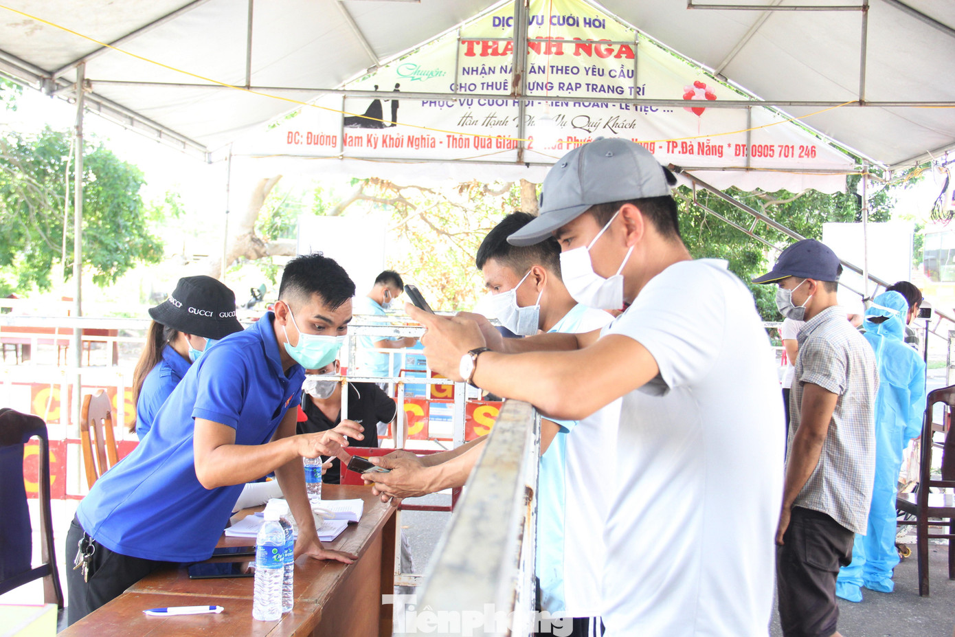 Mỗi ngày, Đà Nẵng có hàng chục ngàn lượt người đi qua chốt kiểm soát dịch.