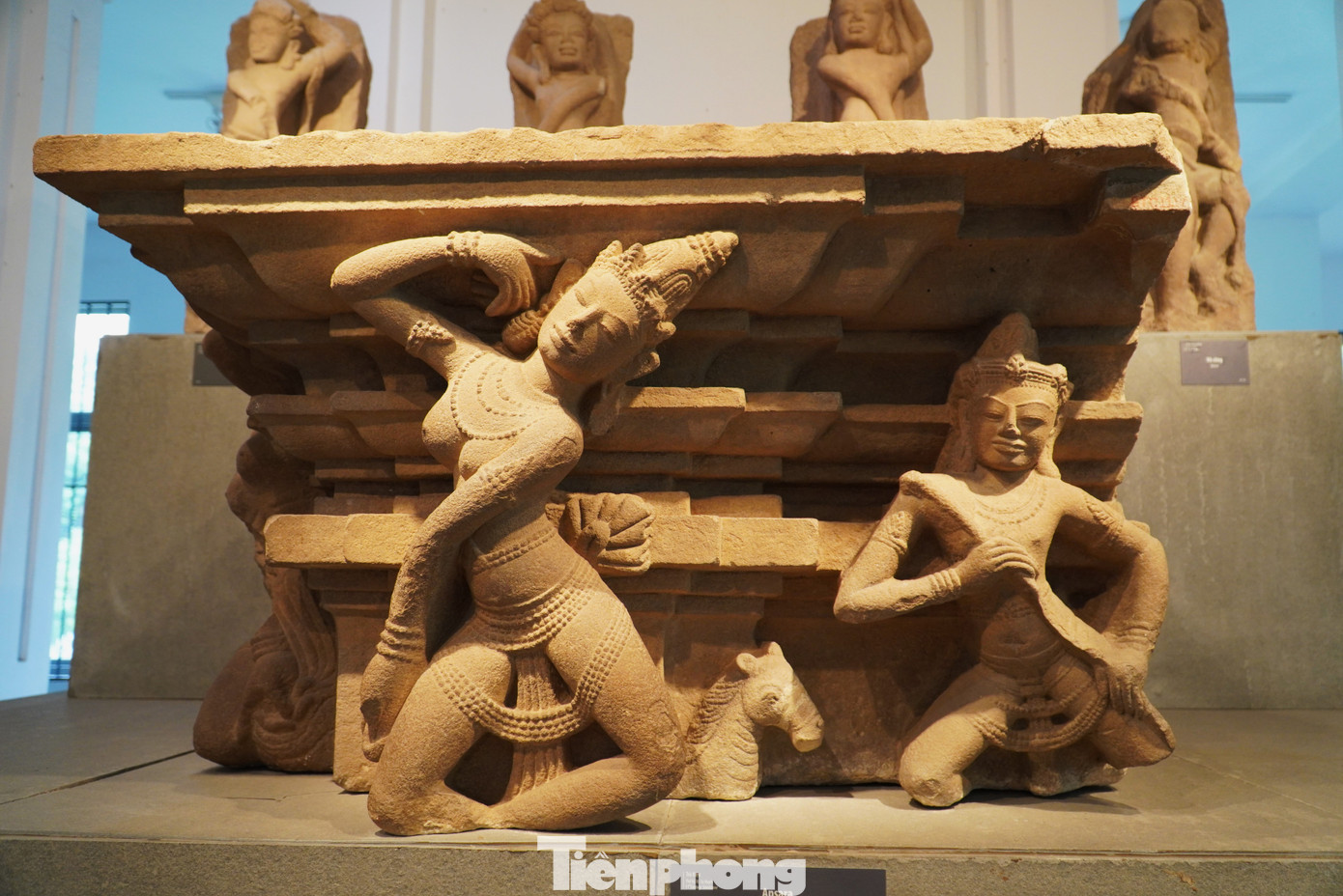 Apsara - một trong 9 bảo vật quốc gia. Apsara là nàng tiên trong thần thoại Ấn Độ. Họ là những cô gái xinh đẹp, thanh tao, hát hay, múa dẻo, là vợ của nhạc công Gandharva và là tỳ nữ hầu hạ cho thần bão tố Indra. Apsarsa được sinh ra từ cuộc khuấy biển sữa của các thần và quỷ Asura để tìm ra loại nước trường sinh bất tử. Các Apsara được thể hiện trong tư thế đang múa một vũ điệu mà hiện nay vẫn đang phổ biến trong nghệ thuật múa của Ấn Độ. Chiếc váy của các vũ nữ Apsara được đính rất nhiều chuỗi hạt ngọc, đây là một trong những đặc trưng của phong cách Trà Kiệu. Apsara - một trong 9 bảo vật quốc gia. Apsara là nàng tiên trong thần thoại Ấn Độ. Họ là những cô gái xinh đẹp, thanh tao, hát hay, múa dẻo, là vợ của nhạc công Gandharva và là tỳ nữ hầu hạ cho thần bão tố Indra. Apsarsa được sinh ra từ cuộc khuấy biển sữa của các thần và quỷ Asura để tìm ra loại nước trường sinh bất tử. Các Apsara được thể hiện trong tư thế đang múa một vũ điệu mà hiện nay vẫn đang phổ biến trong nghệ thuật múa của Ấn Độ. Chiếc váy của các vũ nữ Apsara được đính rất nhiều chuỗi hạt ngọc, đây là một trong những đặc trưng của phong cách Trà Kiệu.