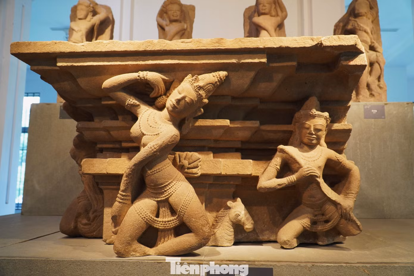 Apsara - một trong 9 bảo vật quốc gia. Apsara là nàng tiên trong thần thoại Ấn Độ. Họ là những cô gái xinh đẹp, thanh tao, hát hay, múa dẻo, là vợ của nhạc công Gandharva và là tỳ nữ hầu hạ cho thần bão tố Indra. Apsarsa được sinh ra từ cuộc khuấy biển sữa của các thần và quỷ Asura để tìm ra loại nước trường sinh bất tử. Các Apsara được thể hiện trong tư thế đang múa một vũ điệu mà hiện nay vẫn đang phổ biến trong nghệ thuật múa của Ấn Độ. Chiếc váy của các vũ nữ Apsara được đính rất nhiều chuỗi hạt ngọc, đây là một trong những đặc trưng của phong cách Trà Kiệu.