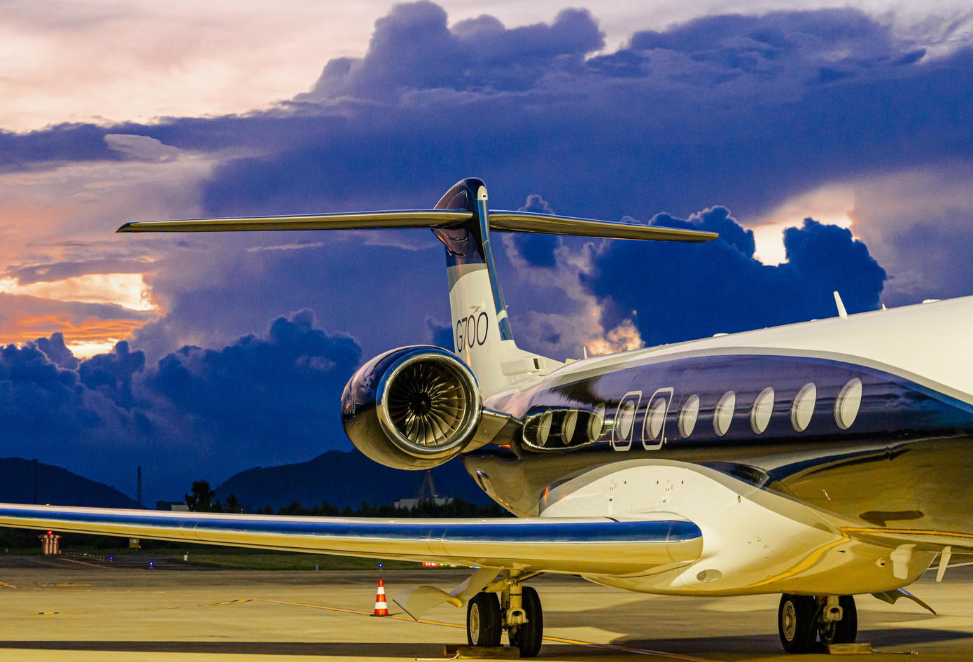 Theo tìm hiểu, 5 chuyên cơ chở 50 khách là các tỷ phú từ khắp nơi trên thế giới và các doanh nhân tụ hội về Đà Nẵng để tham dự hội nghị khách hàng thường niên của một nhà sản xuất chuyên cơ. Chương trình diễn ra trong 3 ngày, là dịp để các vị khách của “hãng chuyên cơ tỷ phú” khám phá các điểm đến nổi tiếng tại Đà Nẵng. Theo tìm hiểu, 5 chuyên cơ chở 50 khách là các tỷ phú từ khắp nơi trên thế giới và các doanh nhân tụ hội về Đà Nẵng để tham dự hội nghị khách hàng thường niên của một nhà sản xuất chuyên cơ. Chương trình diễn ra trong 3 ngày, là dịp để các vị khách của “hãng chuyên cơ tỷ phú” khám phá các điểm đến nổi tiếng tại Đà Nẵng.