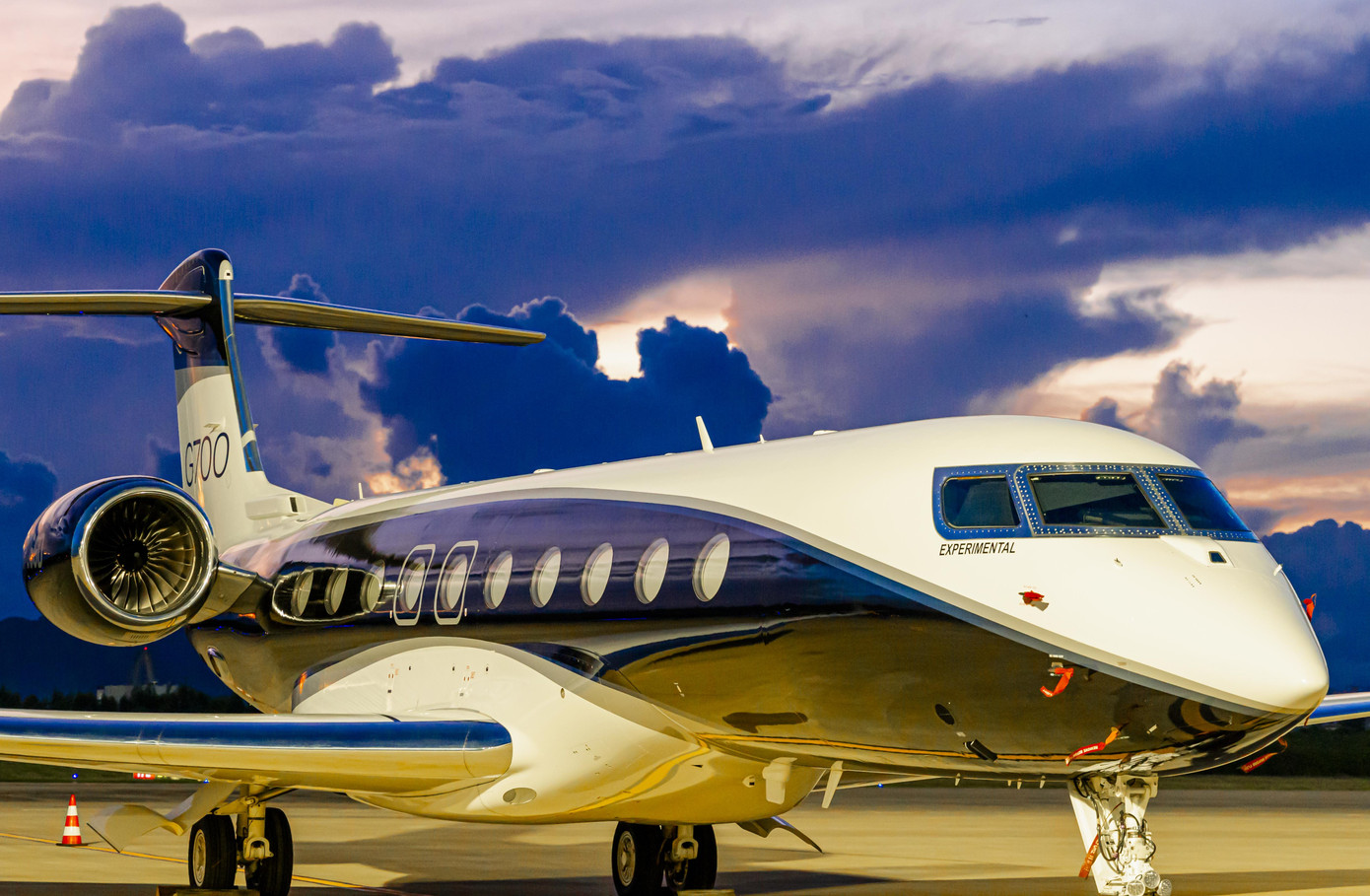 G700 là dòng chuyên cơ sở hữu cabin rộng rãi nhất trong ngành có thể chở tối đa 21 hành khách ngồi, với phạm vi và tốc độ bay hàng đầu. Đây cũng là máy bay có khả năng cải thiện sức khỏe khi bay với 100% khí tươi được làm mới mỗi 2-3 phút và ánh sáng tự nhiên từ 20 ô cửa lớn nhất trong dòng chuyên cơ thương gia. G700 là dòng chuyên cơ sở hữu cabin rộng rãi nhất trong ngành có thể chở tối đa 21 hành khách ngồi, với phạm vi và tốc độ bay hàng đầu. Đây cũng là máy bay có khả năng cải thiện sức khỏe khi bay với 100% khí tươi được làm mới mỗi 2-3 phút và ánh sáng tự nhiên từ 20 ô cửa lớn nhất trong dòng chuyên cơ thương gia.