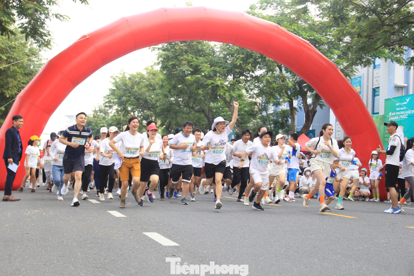 Giải chạy bộ “Vì một môi trường giáo dục hạnh phúc " chia thành nhiều nhóm chạy: nhóm trên 40 tuổi, nhóm từ 30 tuổi - 40 tuổi và nhóm dưới 30 tuổi.
