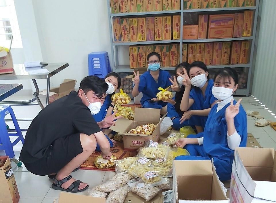 Bác sĩ Lê Đức Nhân, Giám đốc Bệnh viện Đà Nẵng cho hay bánh chưng, bánh Tét, hạt dưa, các món ăn trong ngày Tết... đều có trong bệnh viện dã chiến để mọi người có thêm hương vị Tết, vơi bớt cảm giác nhớ nhà. Bác sĩ Lê Đức Nhân, Giám đốc Bệnh viện Đà Nẵng cho hay bánh chưng, bánh Tét, hạt dưa, các món ăn trong ngày Tết... đều có trong bệnh viện dã chiến để mọi người có thêm hương vị Tết, vơi bớt cảm giác nhớ nhà.