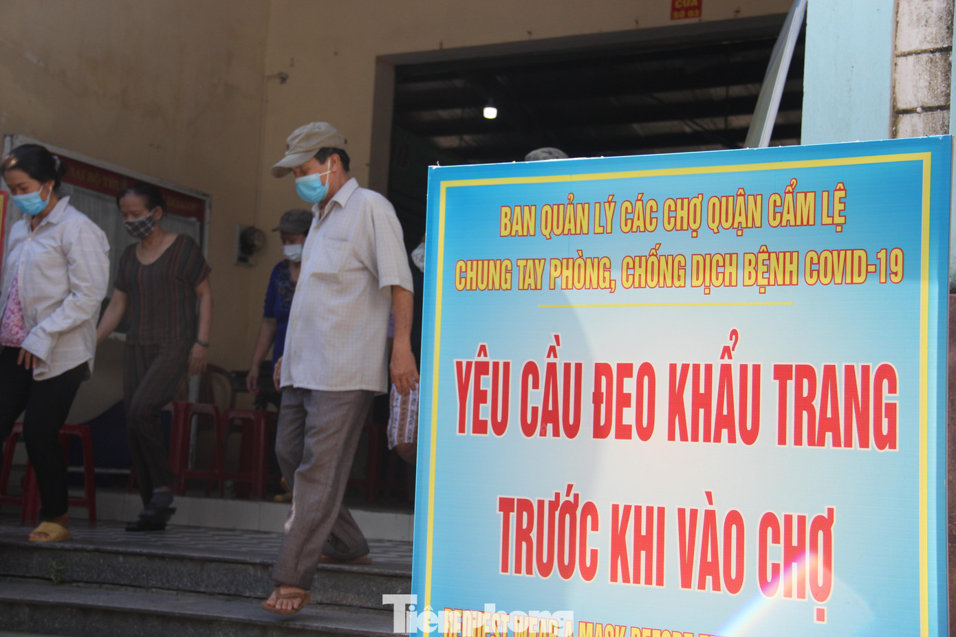 Người dân thực hiện 5K nghiêm túc để phòng chống dịch. Ảnh: Thanh Trần.