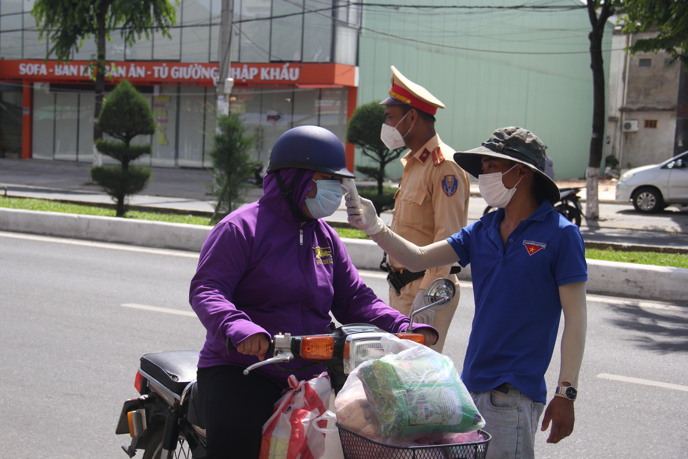 Theo Chỉ thị, mọi người dân không được ra khỏi nhà. Chỉ được phép ra khỏi nhà khi đi mua lương thực, thực phẩm; cấp cứu, khám chữa bệnh; làm việc tại công sở…Những trường hợp trên khi ra ngoài cần có giấy đi đường , thẻ nhà báo, thẻ đi chợ kèm theo giấy tờ tùy thân. Đồng thời thực hiện đầy đủ các biện pháp phòng chống Theo Chỉ thị, mọi người dân không được ra khỏi nhà. Chỉ được phép ra khỏi nhà khi đi mua lương thực, thực phẩm; cấp cứu, khám chữa bệnh; làm việc tại công sở…Những trường hợp trên khi ra ngoài cần có giấy đi đường , thẻ nhà báo, thẻ đi chợ kèm theo giấy tờ tùy thân. Đồng thời thực hiện đầy đủ các biện pháp phòng chống