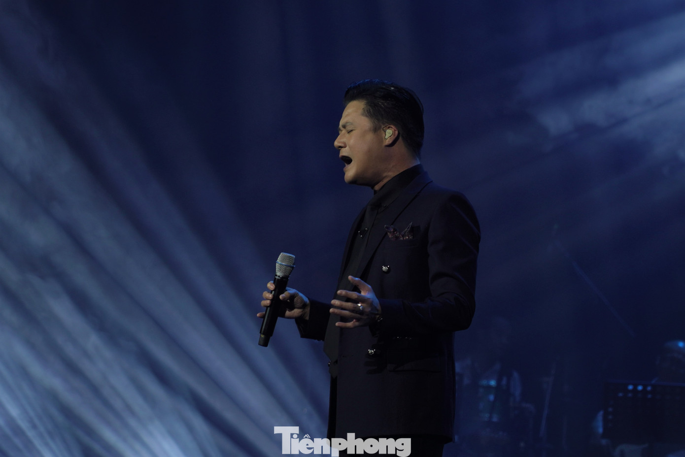 Đồng hành cùng sự nồng nàn, trong trẻo của Ngọc Anh và Mỹ Linh, ca sĩ Quang Dũng với cảm xúc và giọng ca trầm ấm mang màu sắc khác biệt. Quang Dũng là nghệ sĩ gắn liền các với các hoạt động của nhạc sĩ Phú Quang từ những ngày đầu tại phòng trà Katinat cho đến nhiều đêm nhạc do nhạc sĩ Phú Quang trực tiếp tổ chức khắp cả nước. Ảnh: Thanh Hiền.