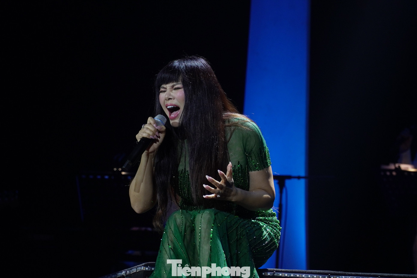 Ngọc Anh vẫn luôn giữ trọn vẹn tinh thần bài hát mà nhạc sĩ đã gửi gắm trong các tác phẩm của mình. Chị luôn muốn truyền tải bài hát bằng chính nội tâm và giọng hát sẵn có của mình chứ không khoa trương kỹ thuật hoặc cố tình biến nó khác đi. Đêm nhạc này, ca sĩ Ngọc Anh mang đến nhiều cung bậc cảm xúc với Chiều không em, Quạnh hiu, Có một ngày, Điều giản dị… Ảnh: Thanh Hiền.