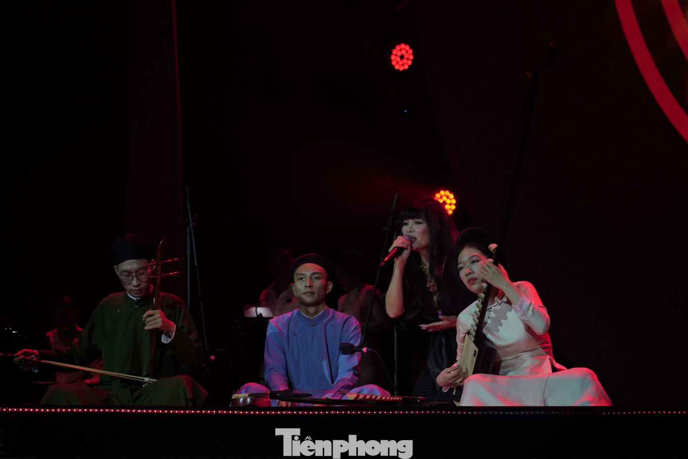 Đêm Ả đào và Chiều phủ Tây hồ khiến Ngọc Anh như "lên đồng" trong âm nhạc Phú Quang. Ảnh: Thanh Hiền.