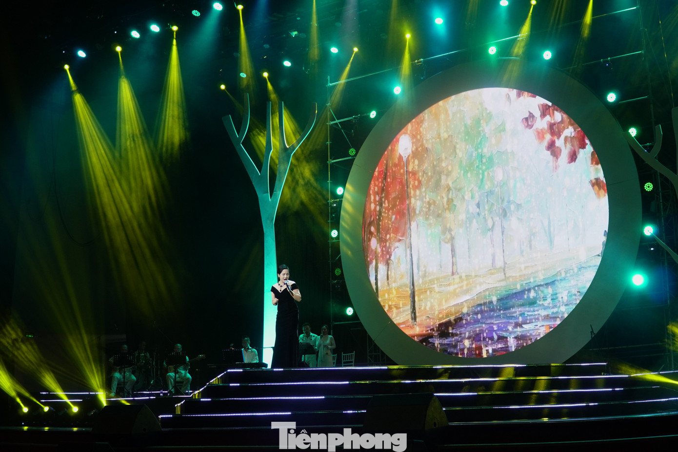 Chia sẻ với PV Tiền phong, ông Lê Khả Lục – Giám đốc sản xuất, đạo diễn chương trình cho hay với chủ đề Biển của một thời, đêm nhạc như lời chào với thành phố biển xinh đẹp Đà Nẵng. “Biển mang nhiều cảm xúc, đan xen lúc dữ dội lúc dịu êm, lúc mênh mang lúc ồ ạt, vỗ về những kỷ niệm và cảm xúc trong toàn bộ chương trình. Mỗi ca khúc sẽ là cơn sóng gắn với một lớp hồi ức trong tâm trí đầy ý nghĩa về cuộc đời và sự nghiệp của nhạc sĩ Phú Quang”, ông Lục nói. Ảnh: Thanh Hiền.