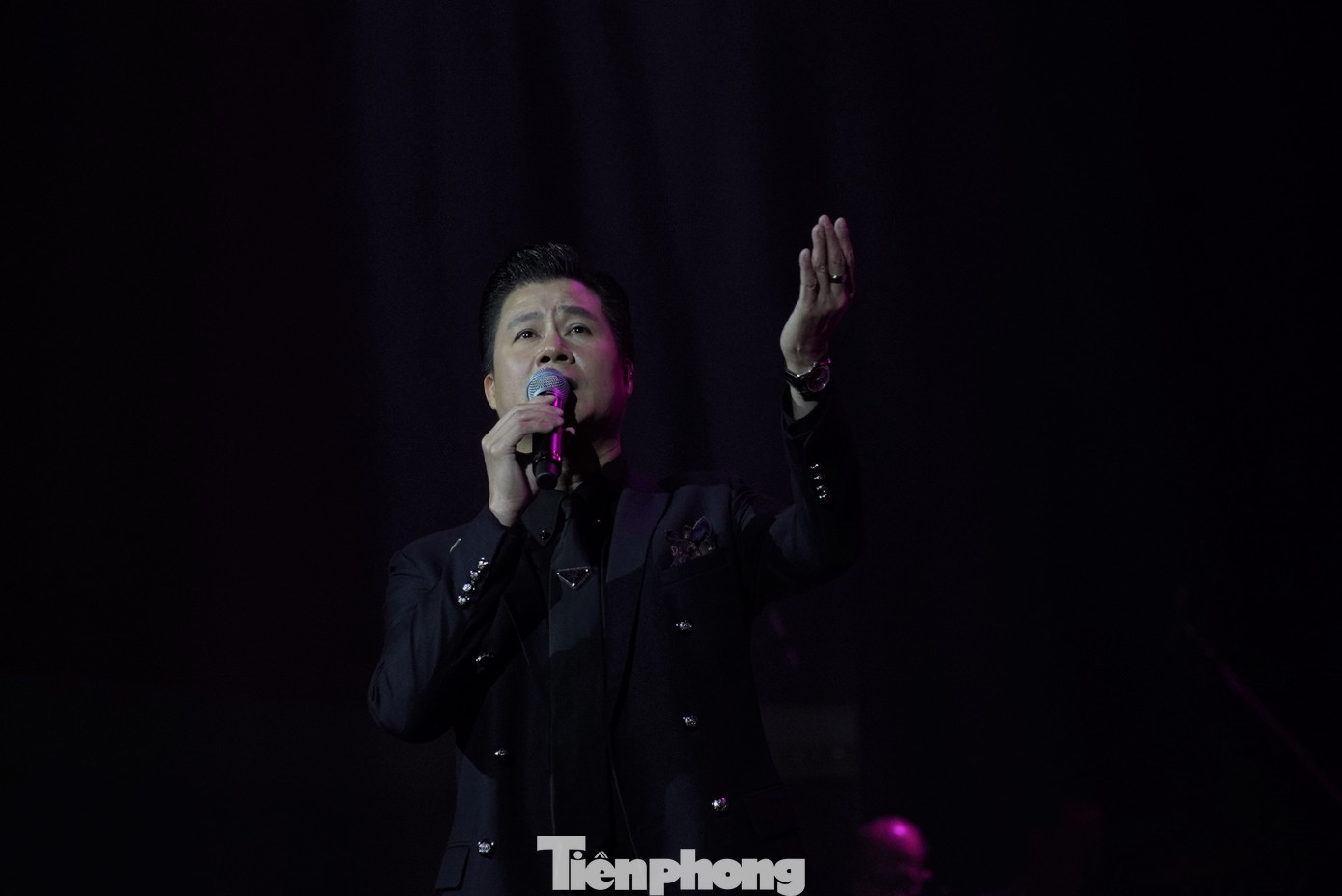 Những giai điệu tuyệt vời của Hà Nội và Em khi thu chớm đông sang, Mơ về nơi xa lắm, Nỗi nhớ mùa Đông”… đưa khán giả vào không gian lãng mạn và hoài niệm giữa mênh mông Biển của một thời. Ảnh: Thanh Hiền.