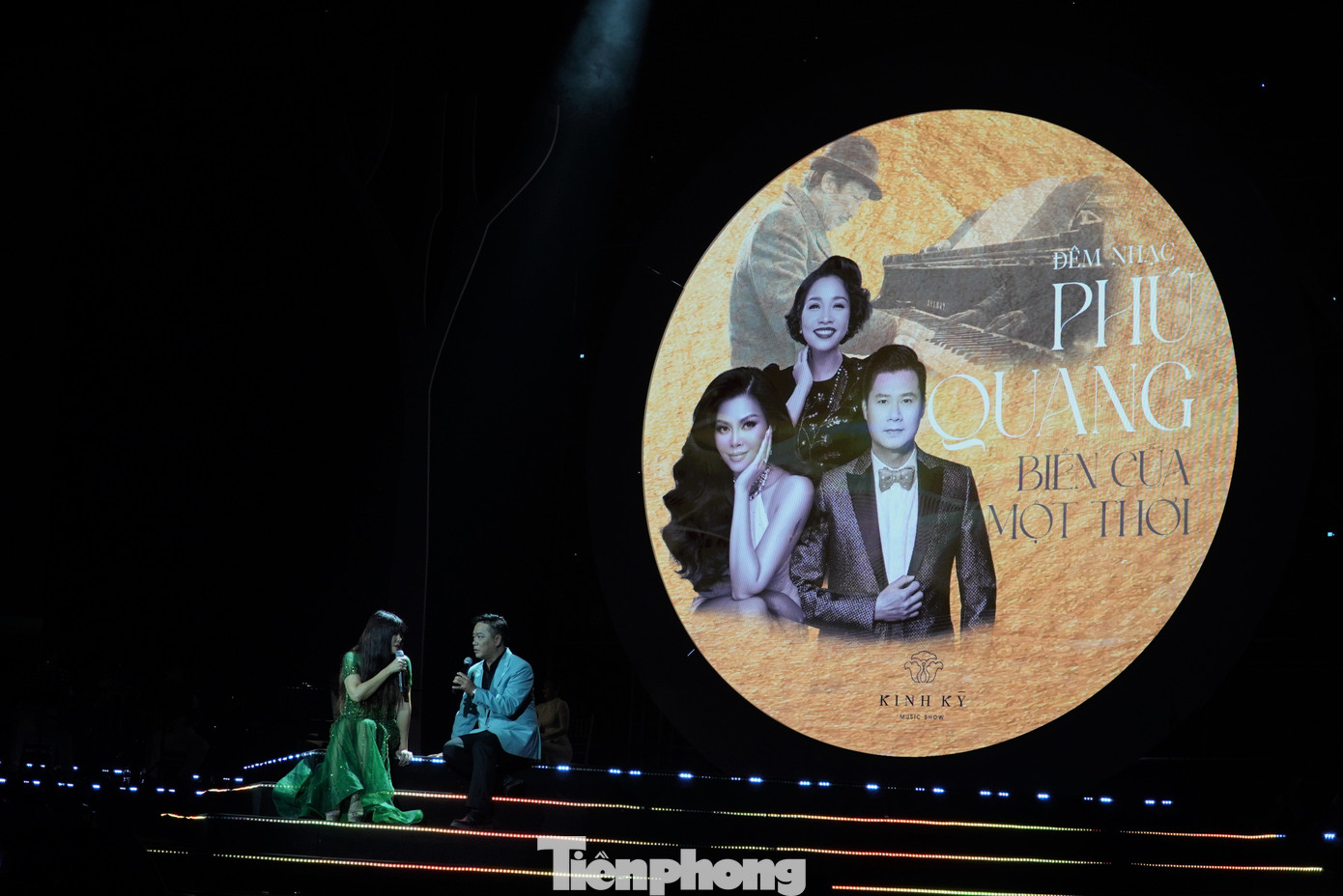 Chia sẻ với PV Tiền phong, ông Lê Khả Lục – Giám đốc sản xuất, đạo diễn chương trình cho hay với chủ đề Biển của một thời, đêm nhạc như lời chào với thành phố biển xinh đẹp Đà Nẵng. “Biển mang nhiều cảm xúc, đan xen lúc dữ dội lúc dịu êm, lúc mênh mang lúc ồ ạt, vỗ về những kỷ niệm và cảm xúc trong toàn bộ chương trình. Mỗi ca khúc sẽ là cơn sóng gắn với một lớp hồi ức trong tâm trí đầy ý nghĩa về cuộc đời và sự nghiệp của nhạc sĩ Phú Quang”, ông Lục nói. Ảnh: Thanh Hiền.