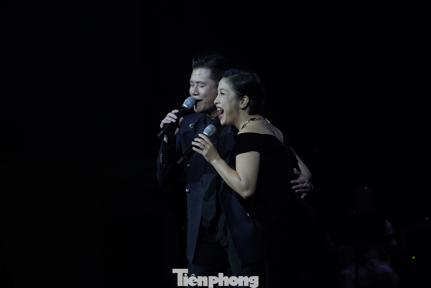 Mỹ Linh - Quang Dũng thể hiện ca khúc Chiều đông Matxcova. Ảnh: Thanh Hiền.