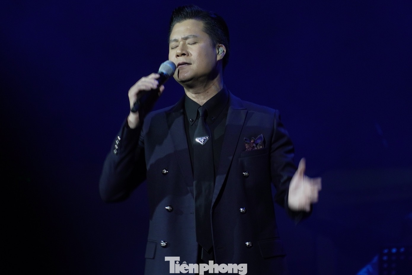 Những giai điệu tuyệt vời của Hà Nội và Em khi thu chớm đông sang, Mơ về nơi xa lắm, Nỗi nhớ mùa Đông”… đưa khán giả vào không gian lãng mạn và hoài niệm giữa mênh mông Biển của một thời. Ảnh: Thanh Hiền.