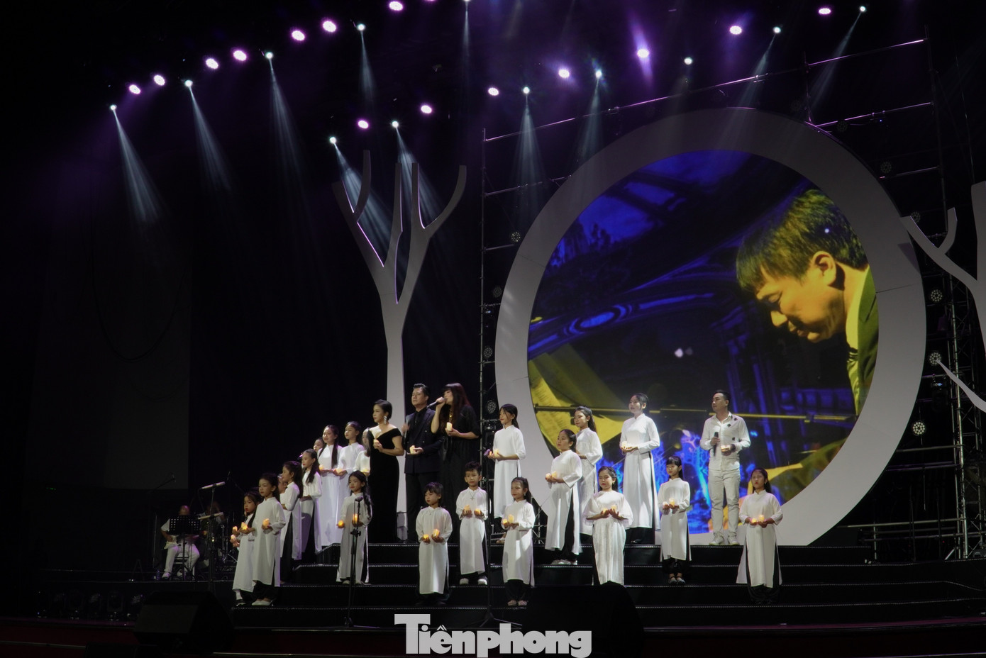 Tưởng nhớ nhạc sĩ Phú Quang. Trong khuôn khổ chương trình, đơn vị tổ chức sản xuất một series vật phẩm dành cho khán giả.